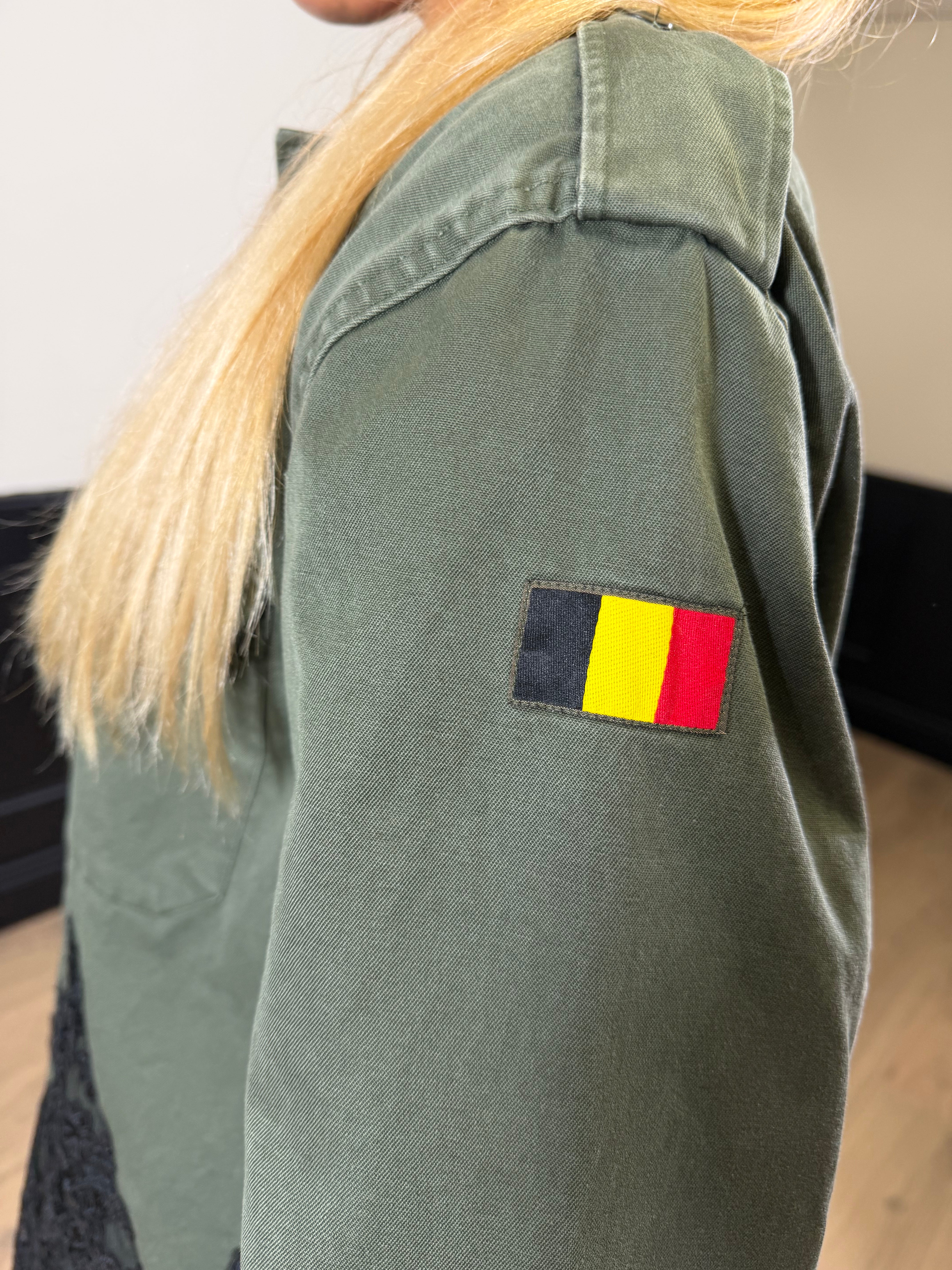 Sahariana verde militare con pizzo e strass