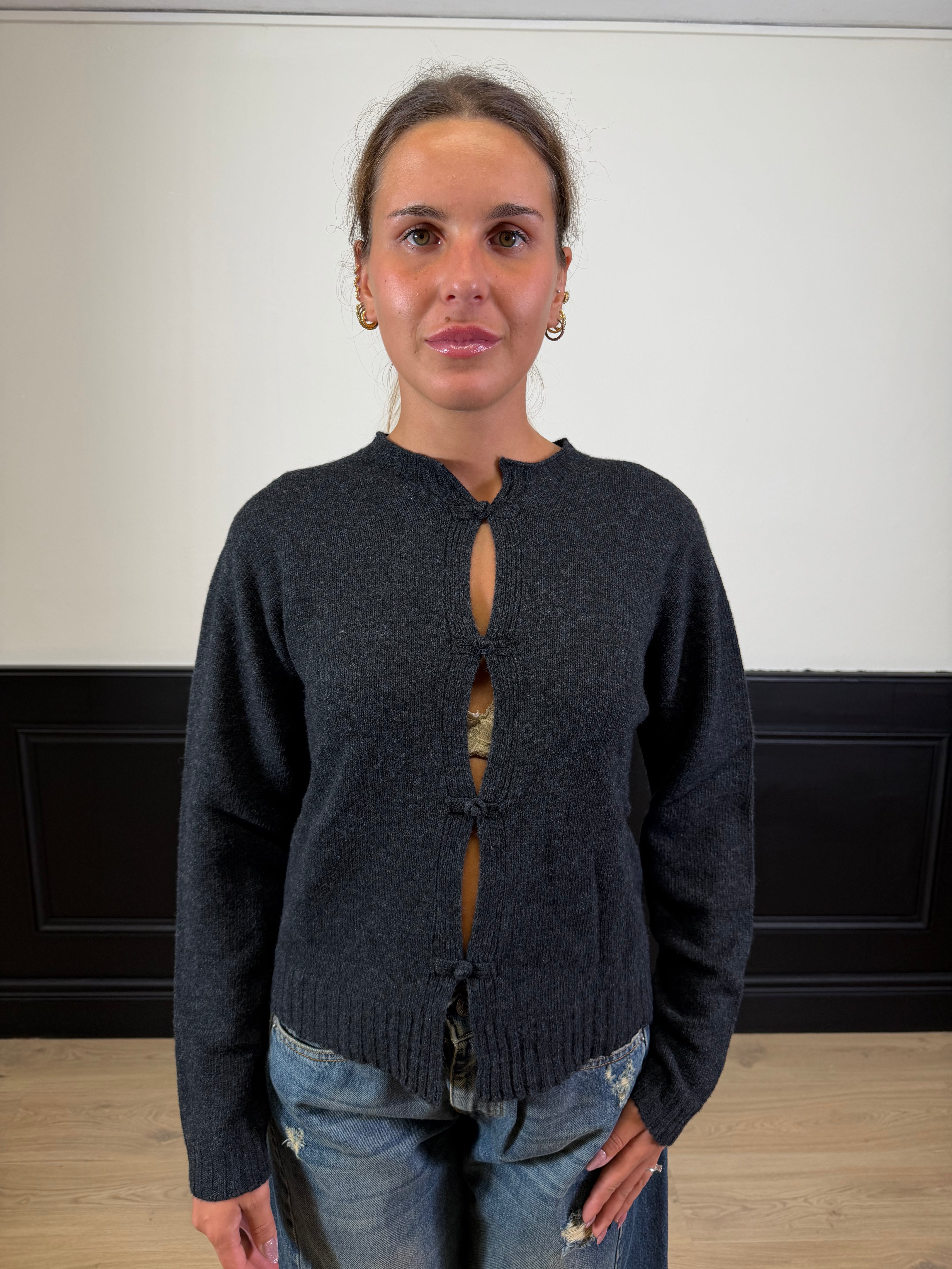 Pull con dettaglio alamari pura lana