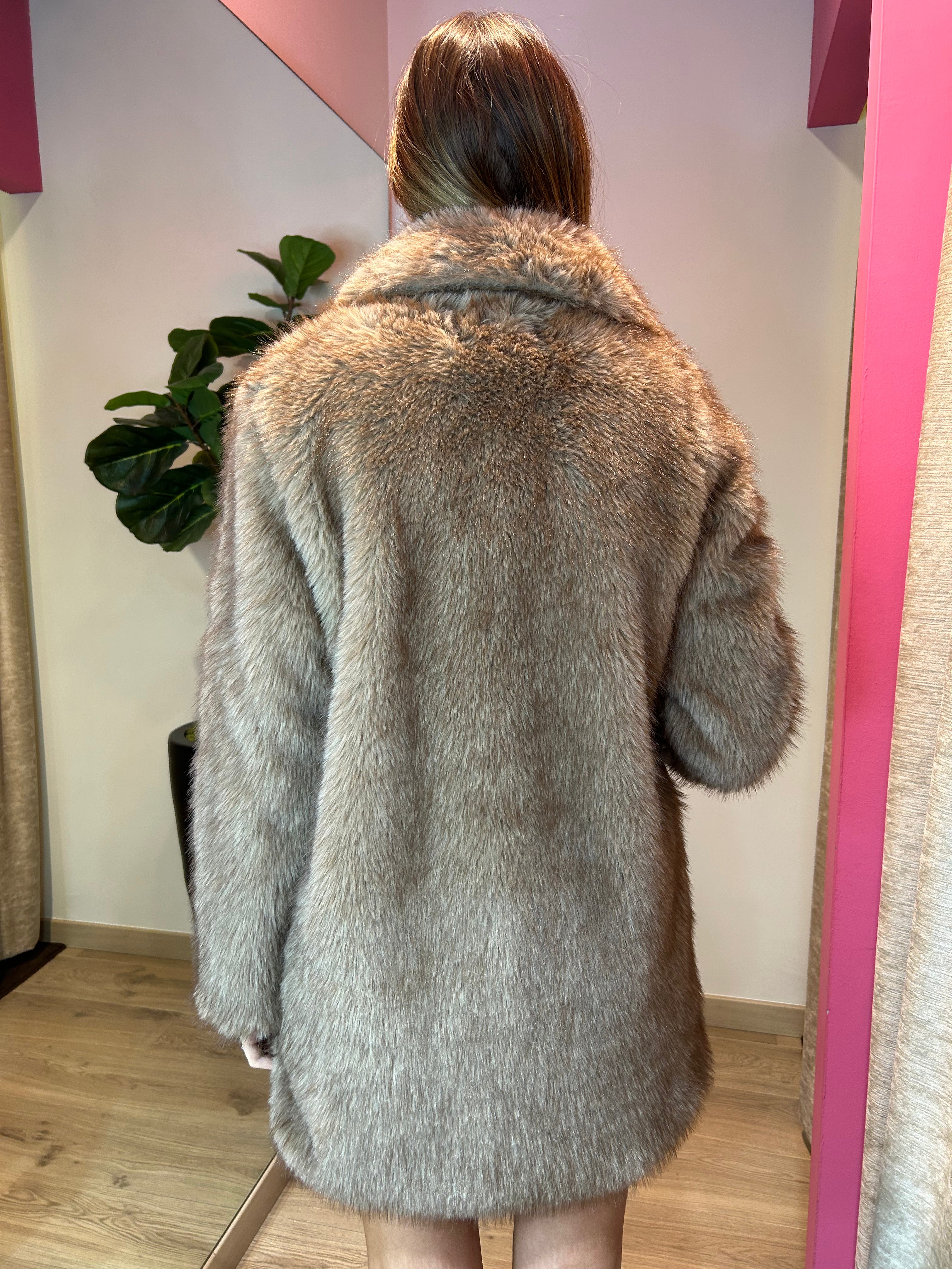 Pelliccia lunga con chiusura bottoni