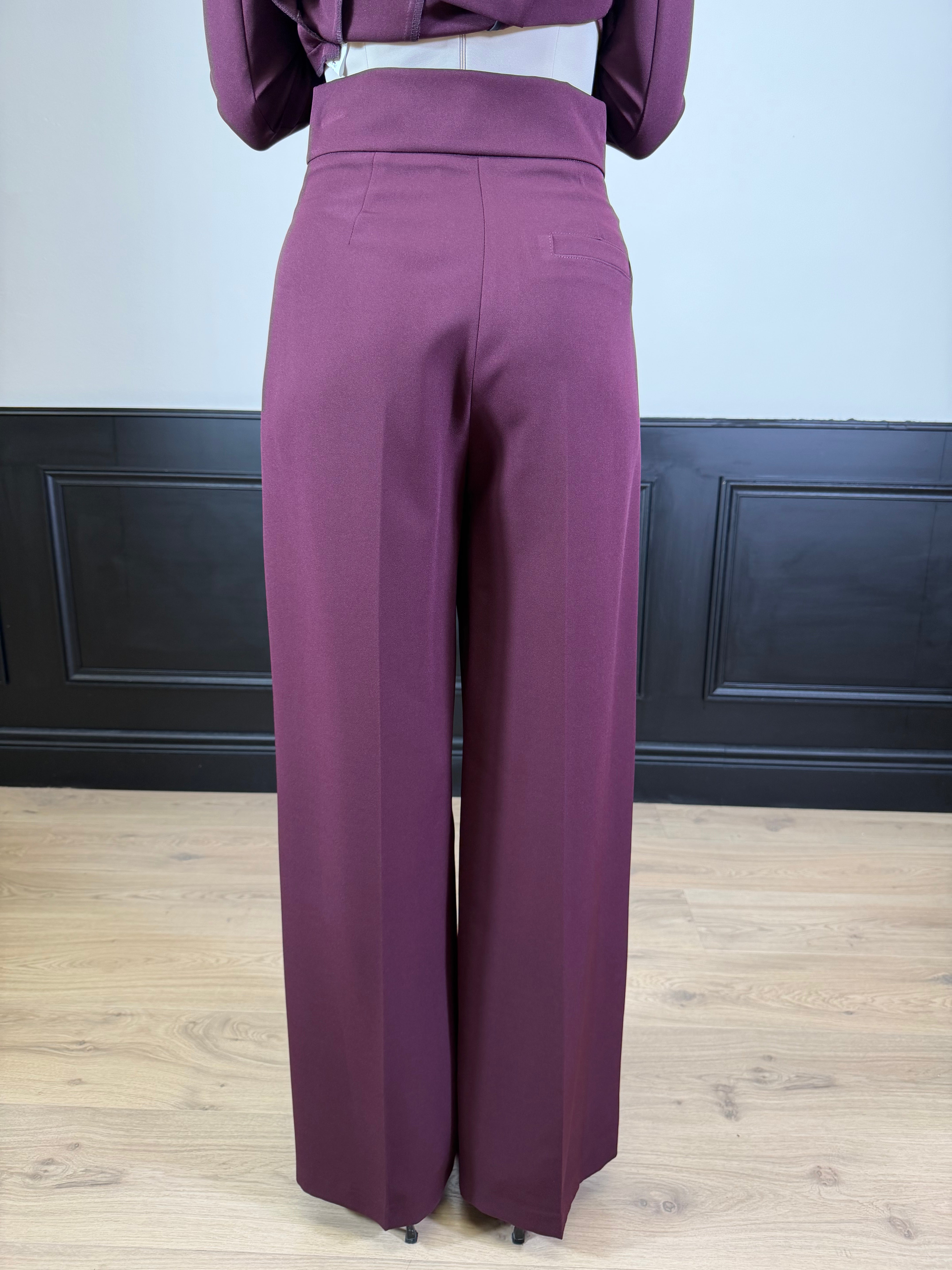 Tailleur giacca avvitata e pantalone palazzo
