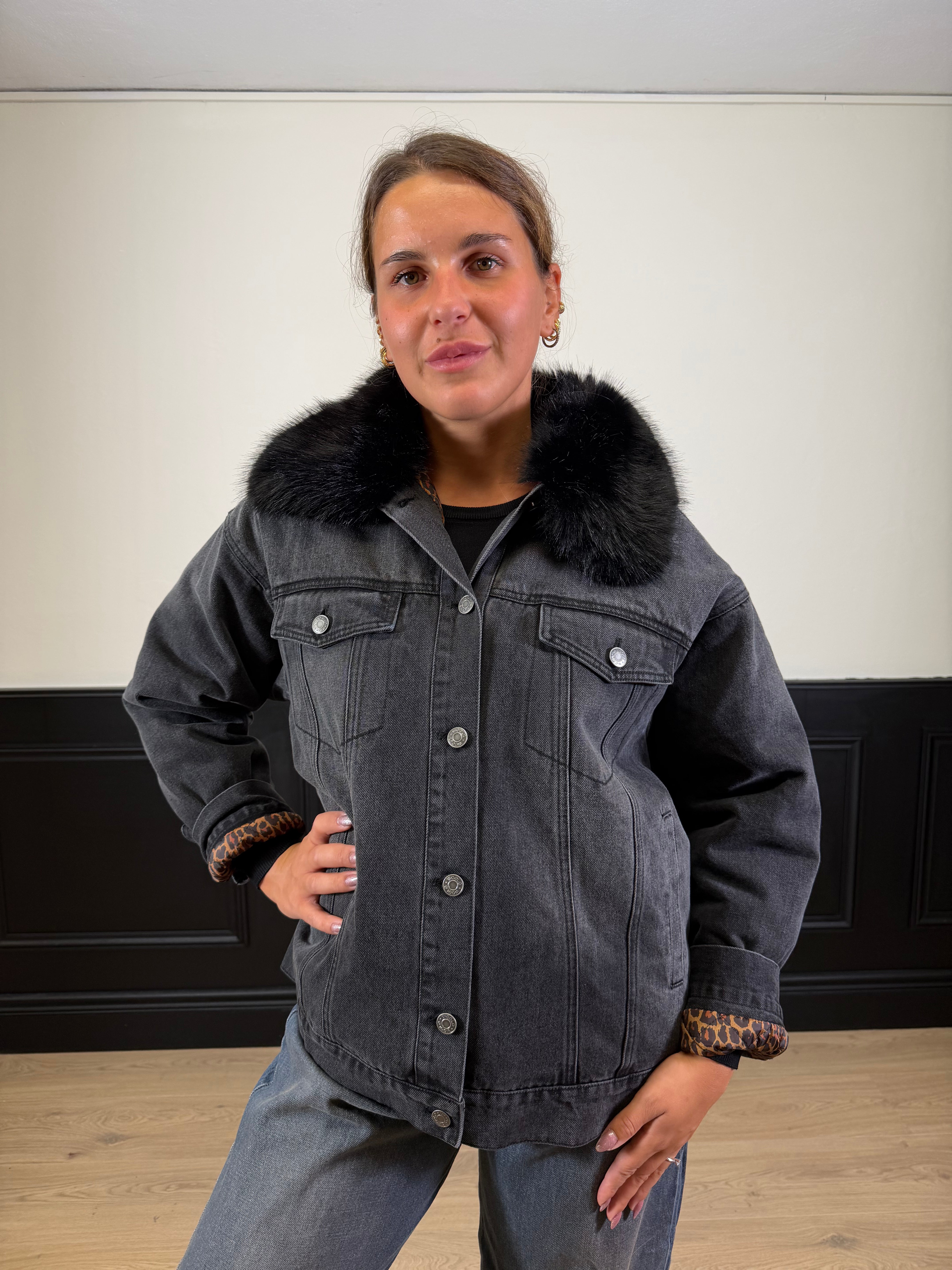 Giacca in denim nero con pelliccia