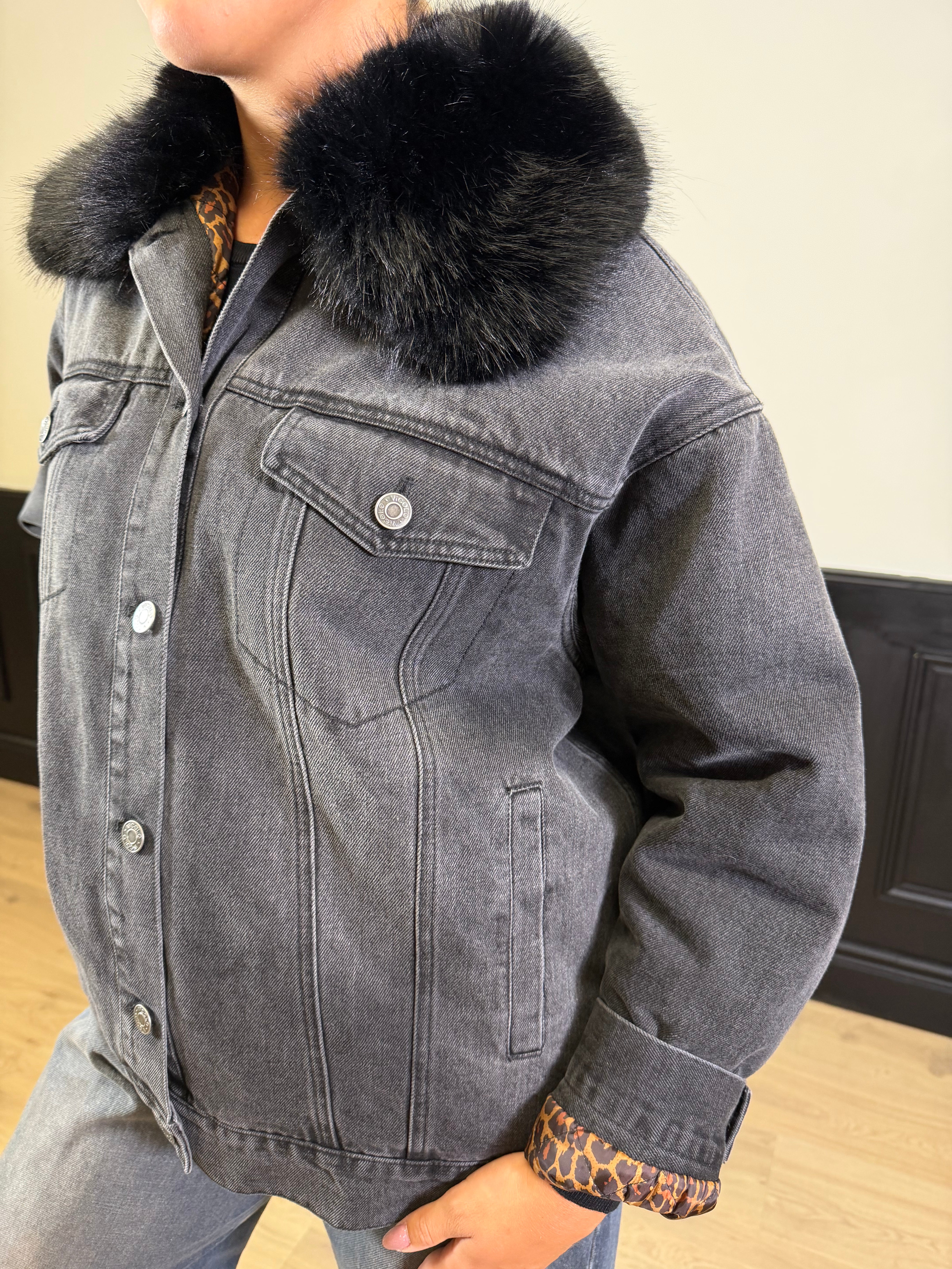 Giacca in denim nero con pelliccia