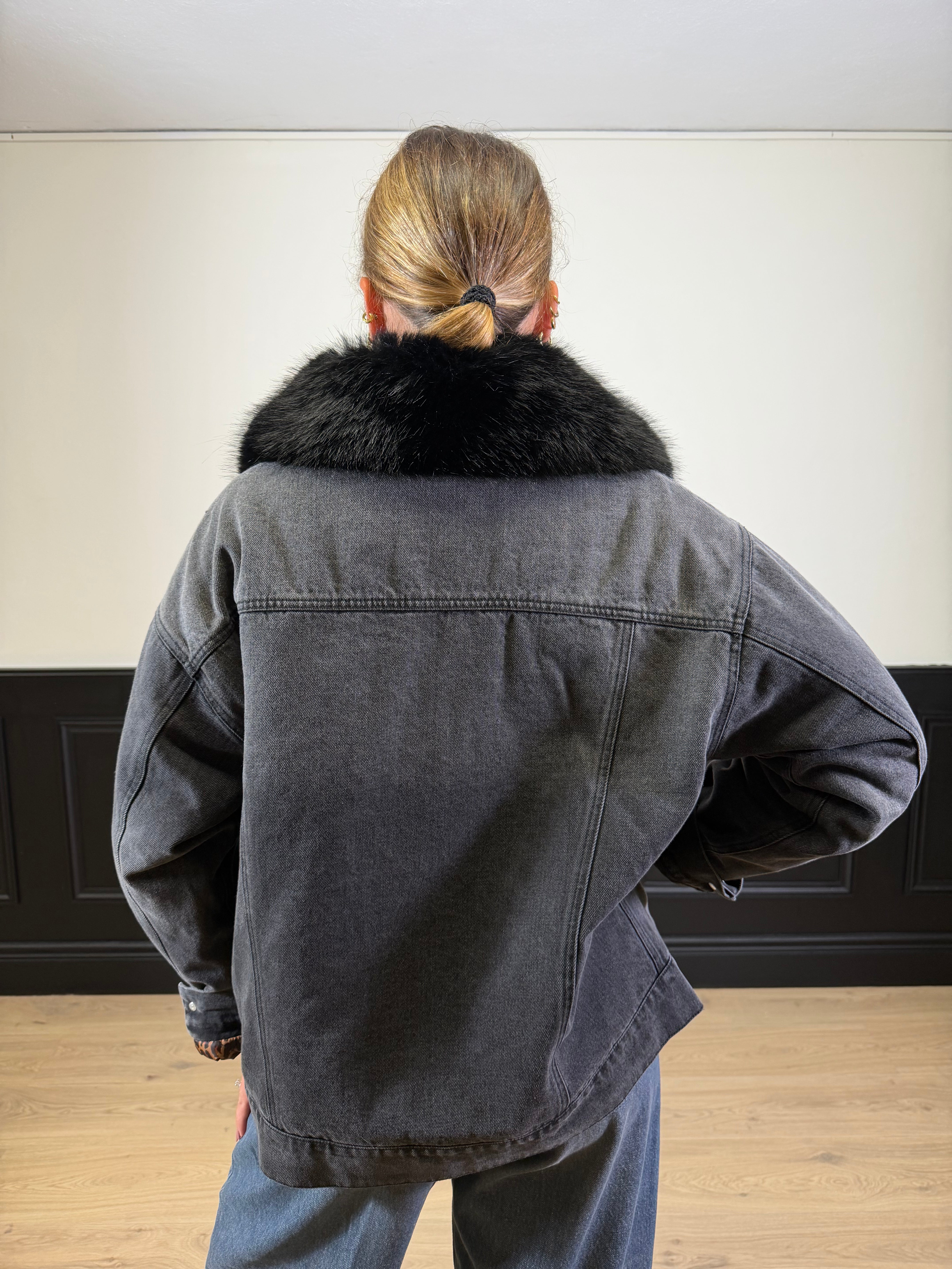 Giacca in denim nero con pelliccia