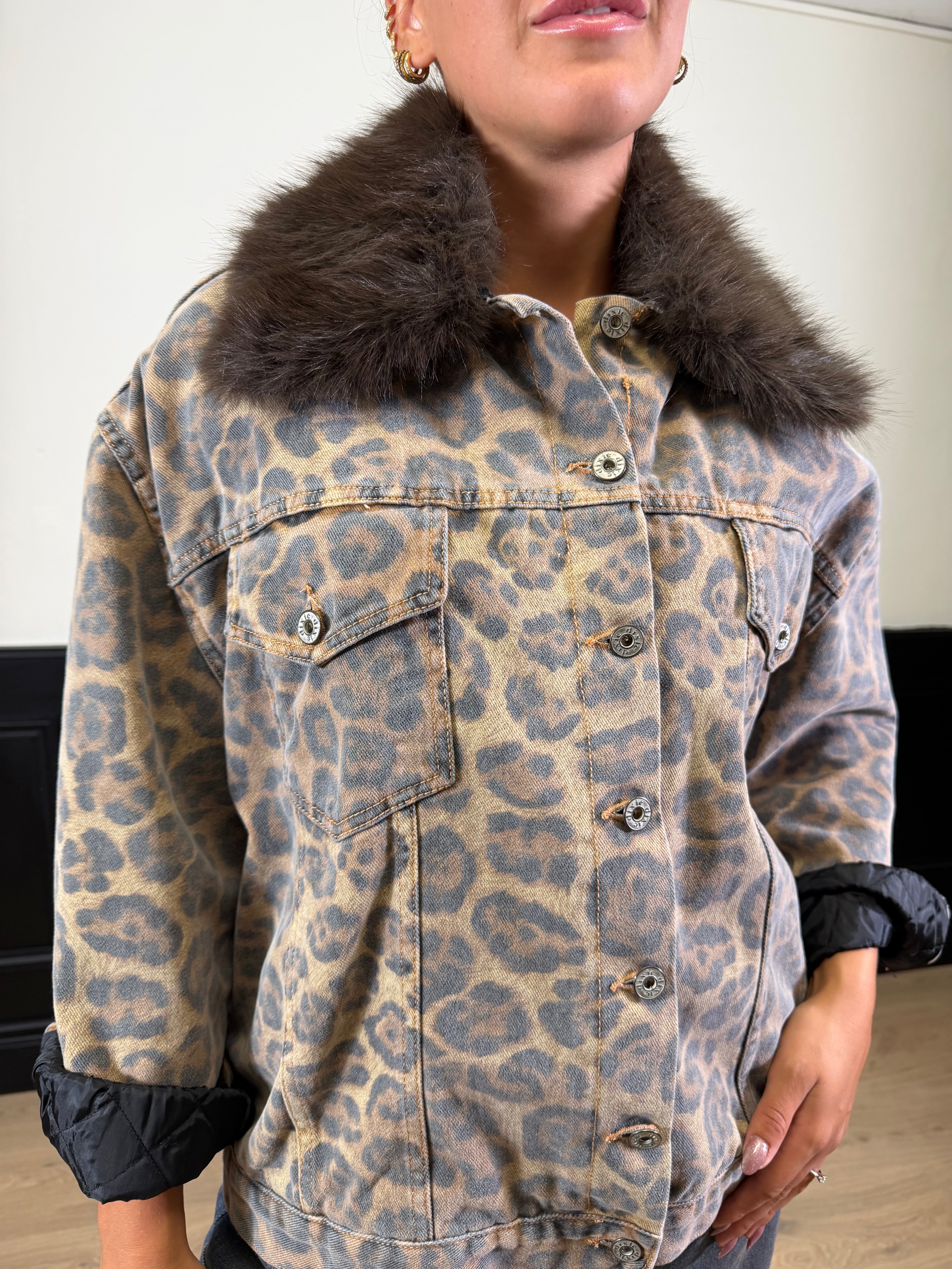 Giacca in denim fantasia animalier con pelliccia