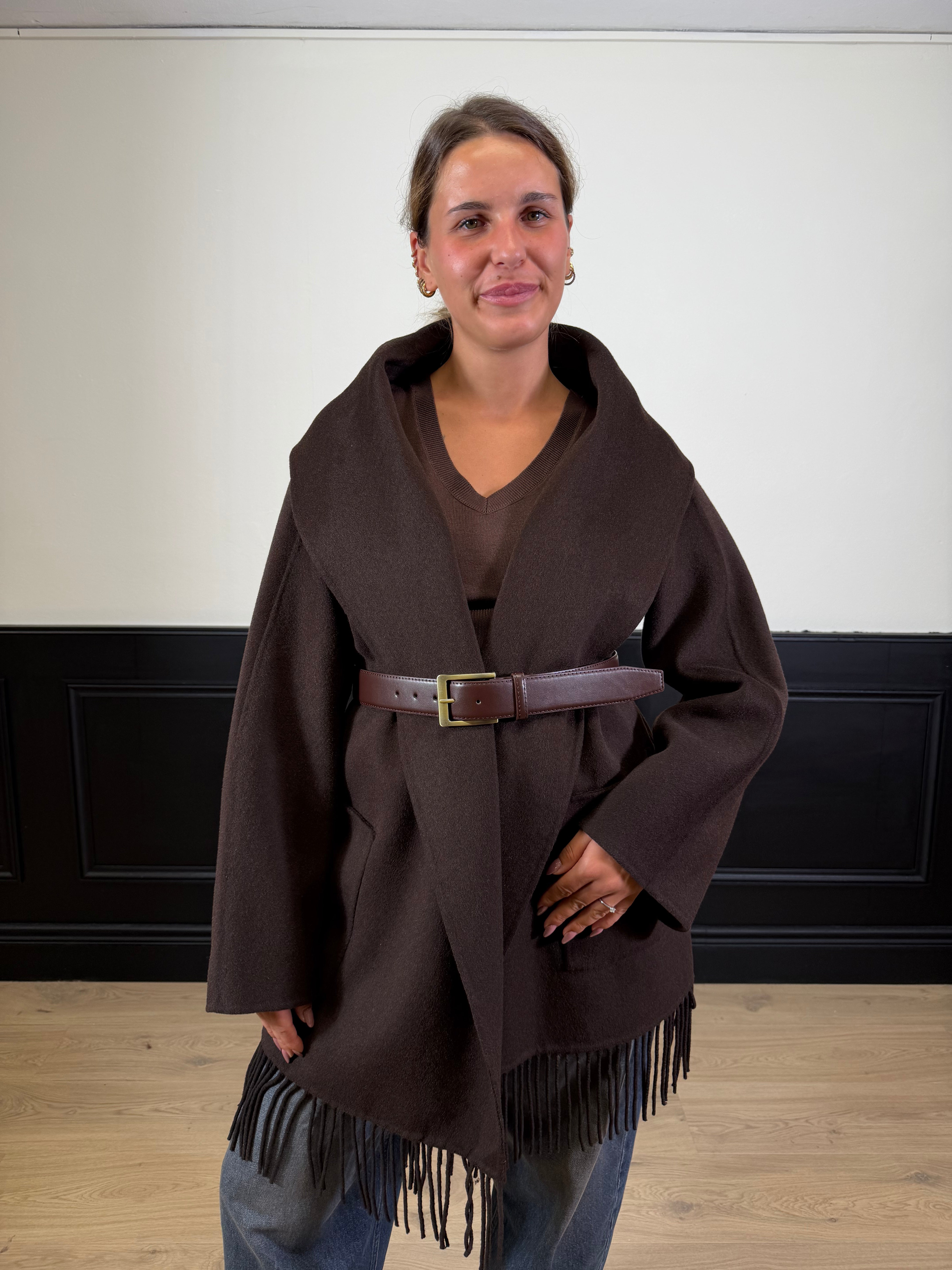 Cappotto con frange e cintura in vita