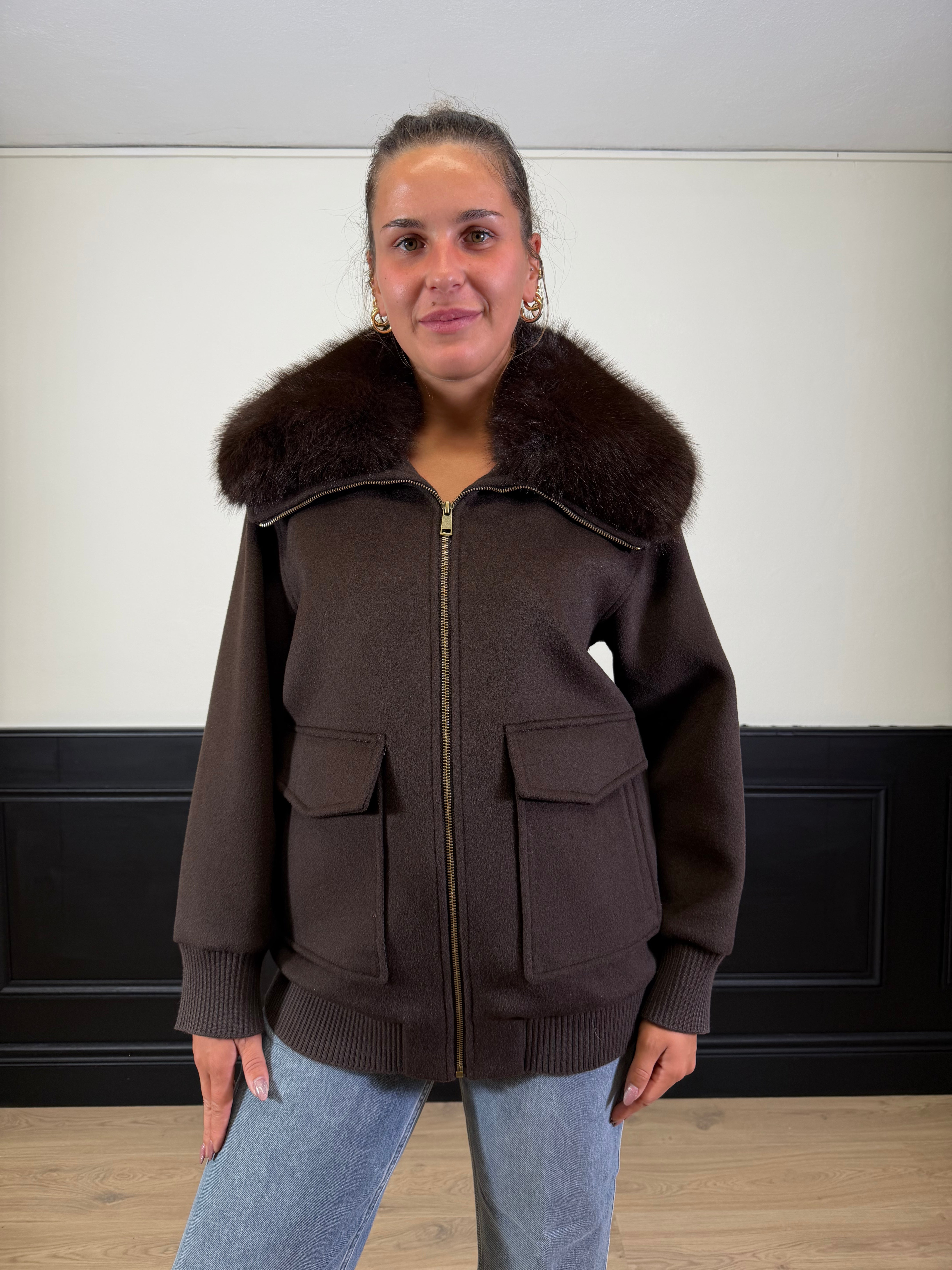 Cappotto con collo in pelliccia e tasche applicate