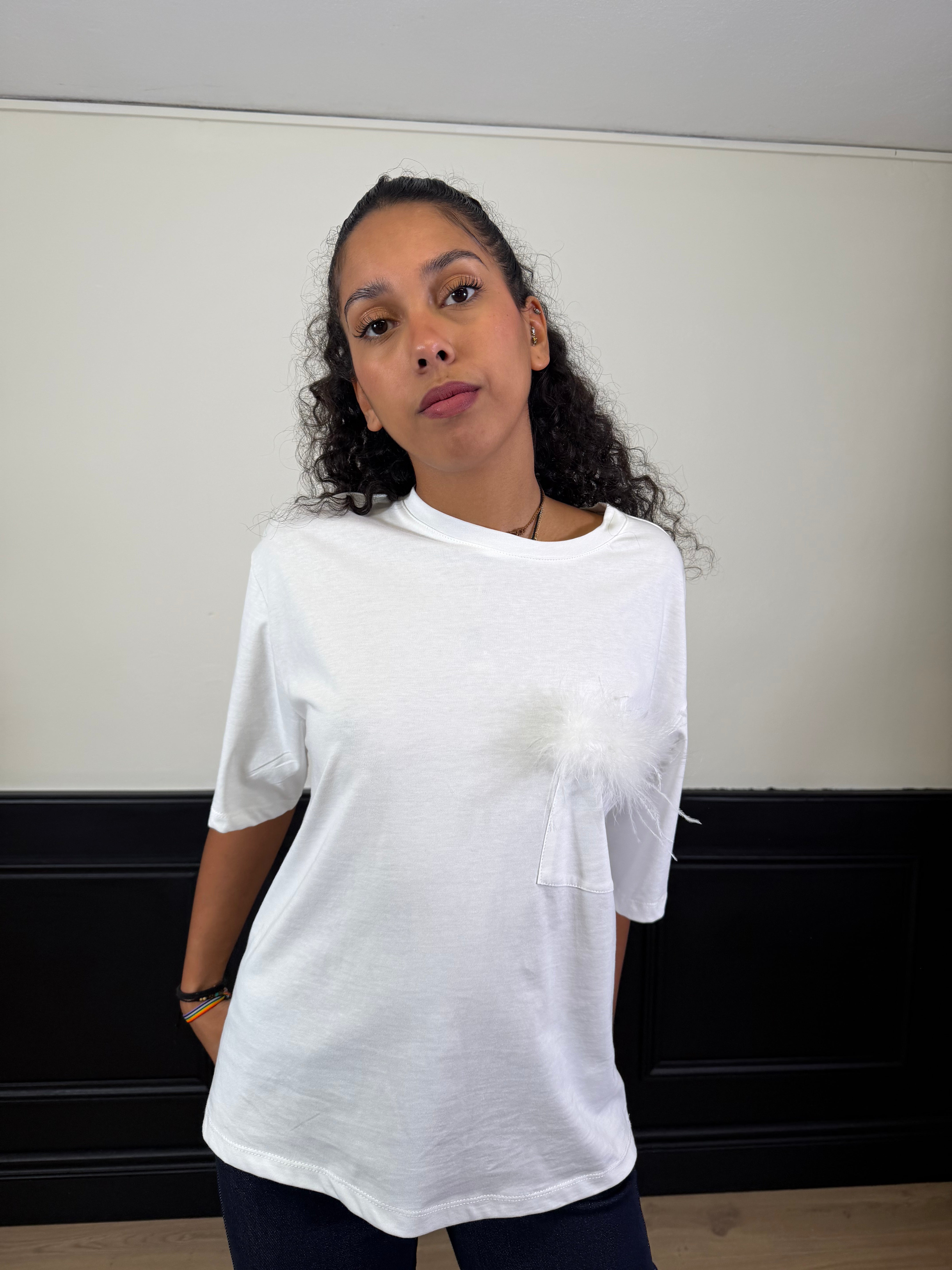 T-shirt con taschino e marabou