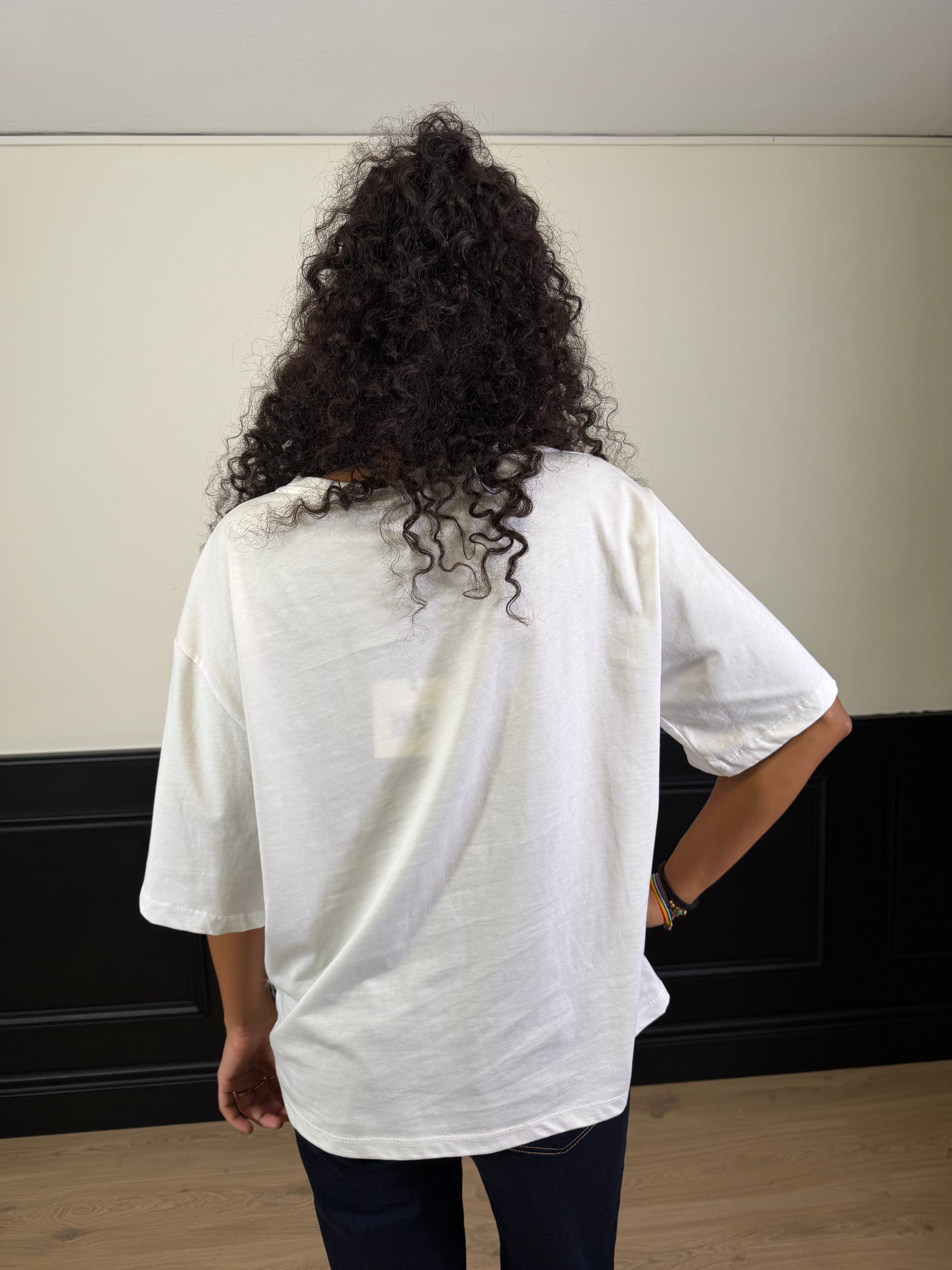 T-shirt con taschino e marabou