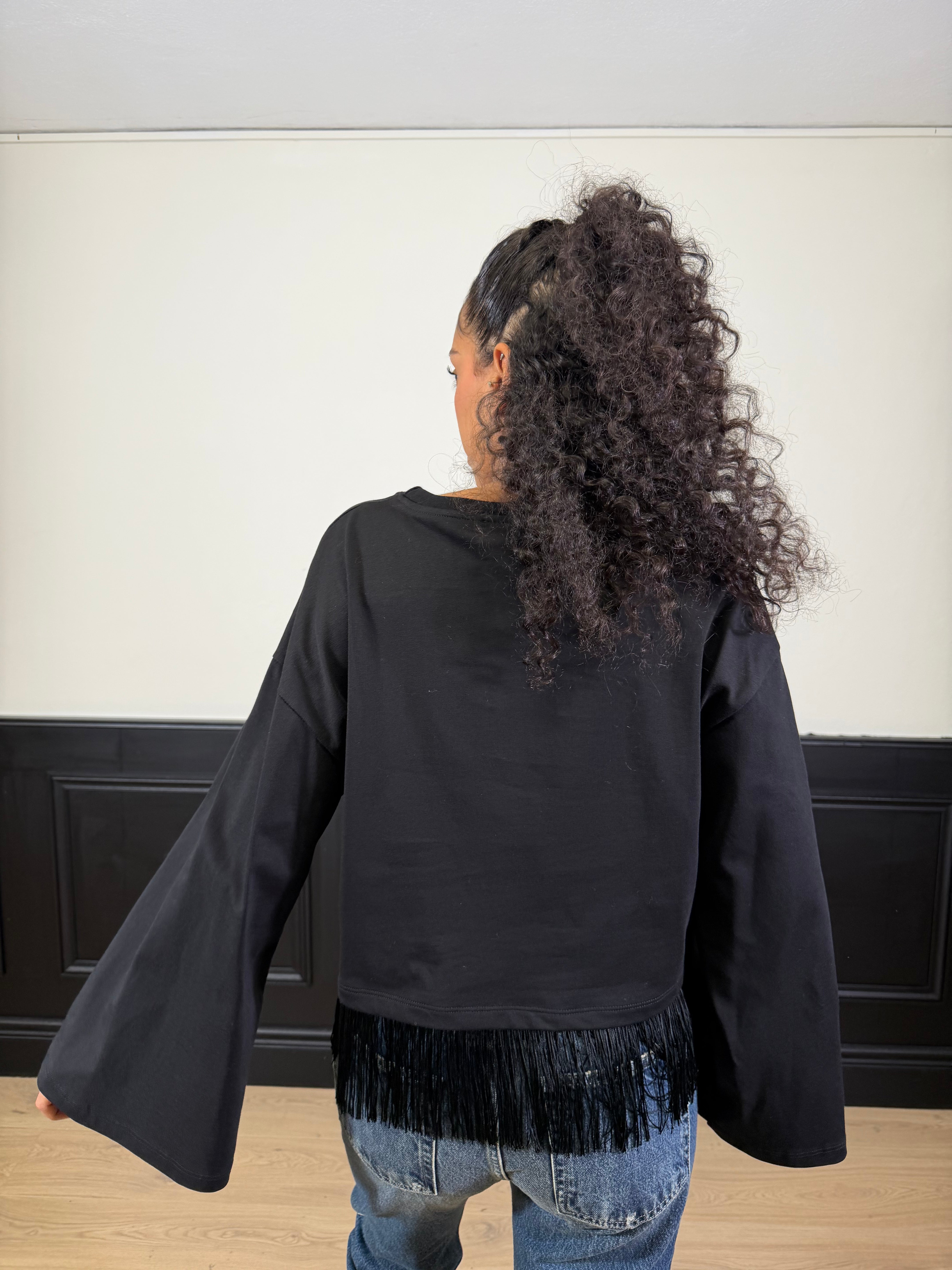 T-shirt crop con frange sul fondo