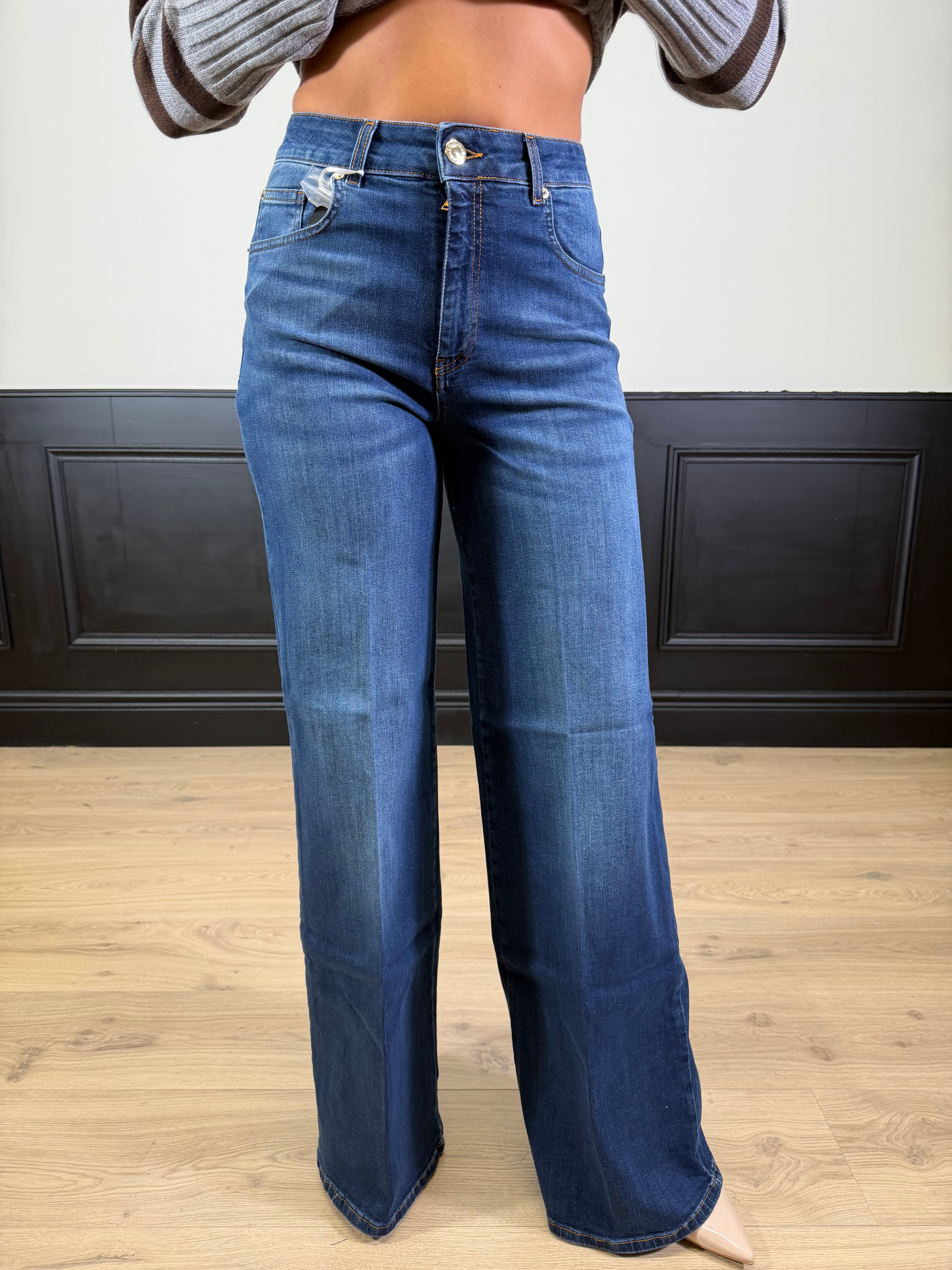 Jeans flare in denim con lavaggio medio/scuro