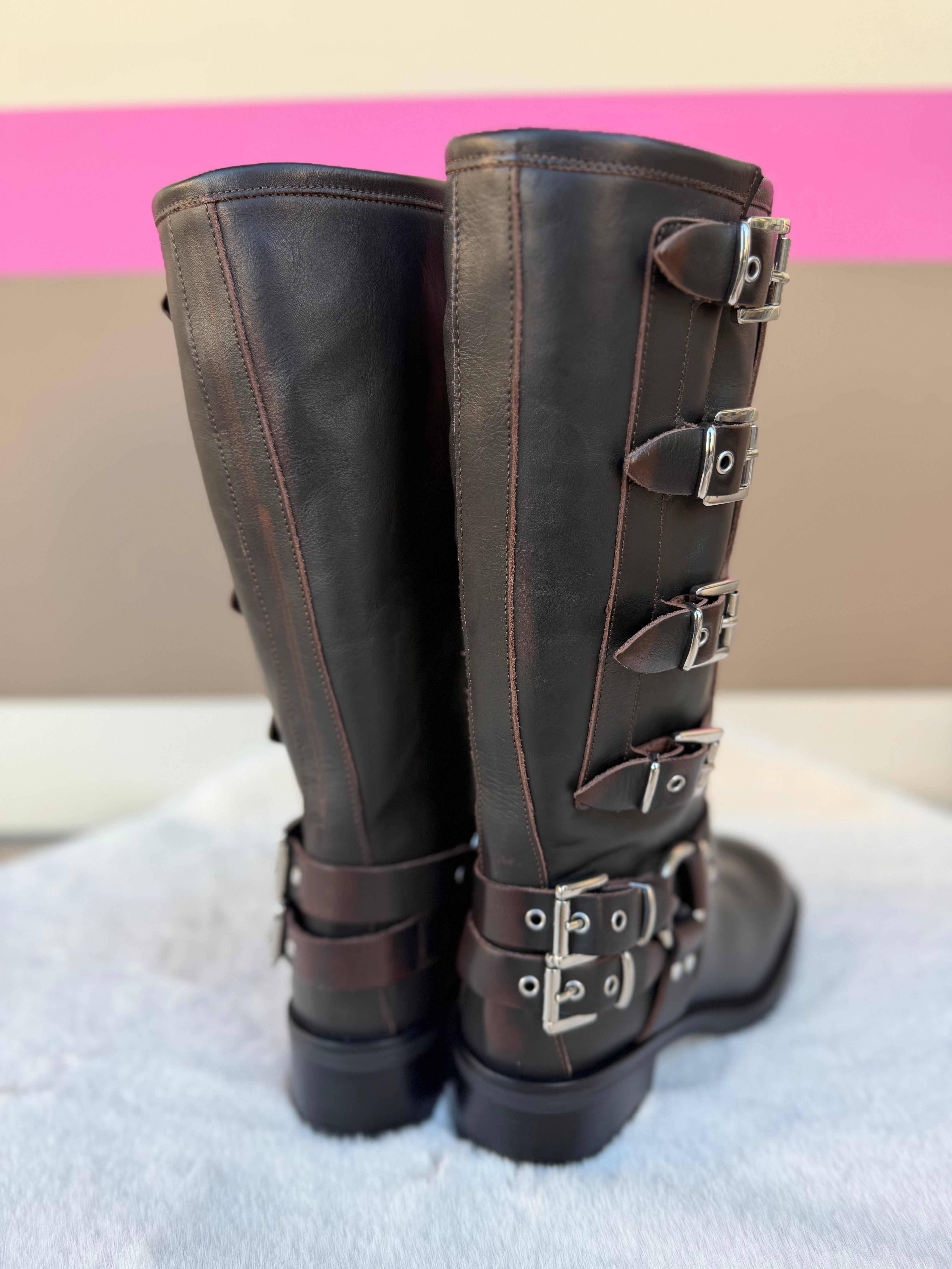Biker in pelle con fibbie