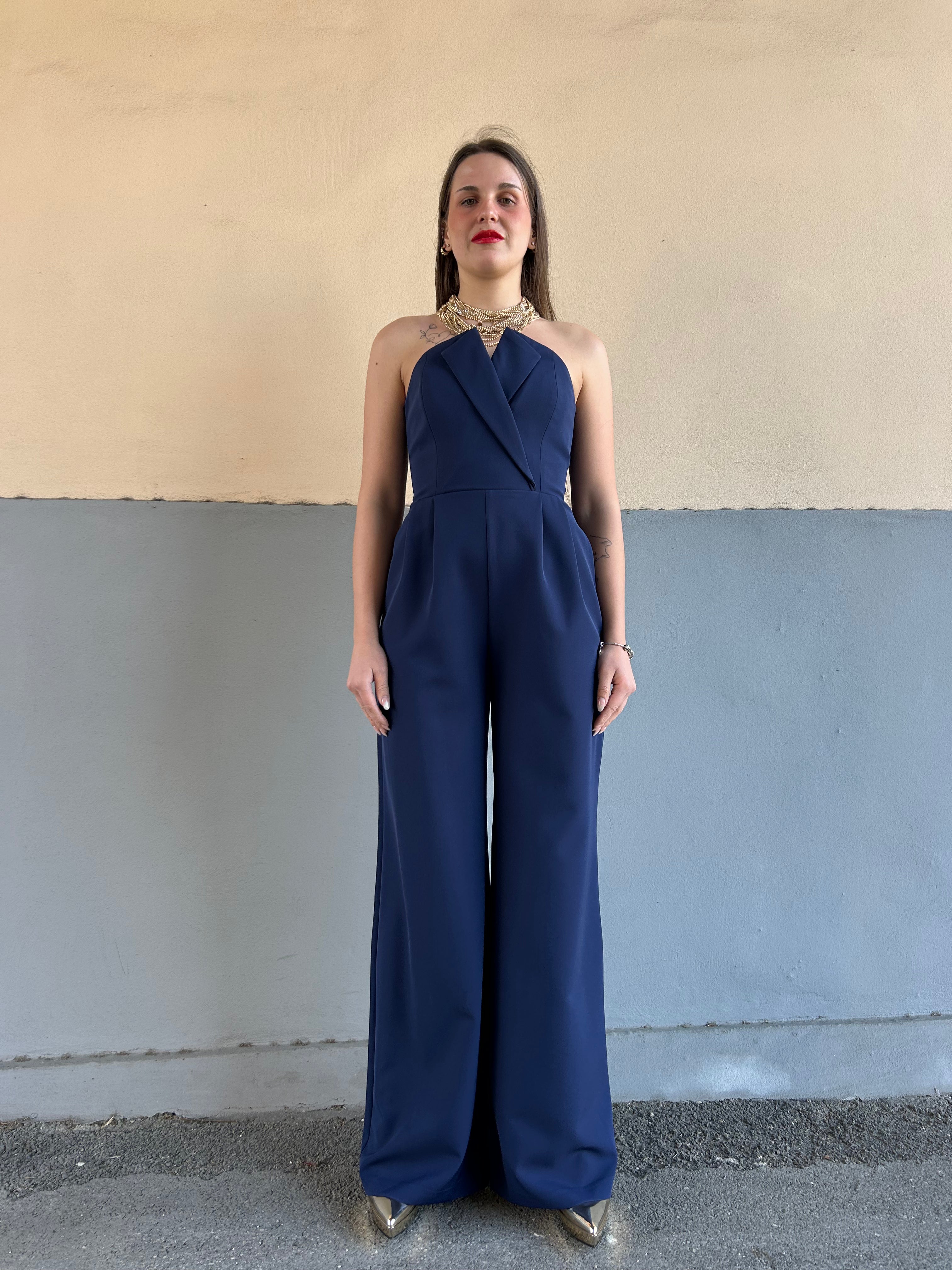 Tuta con scollo e pantalone palazzo