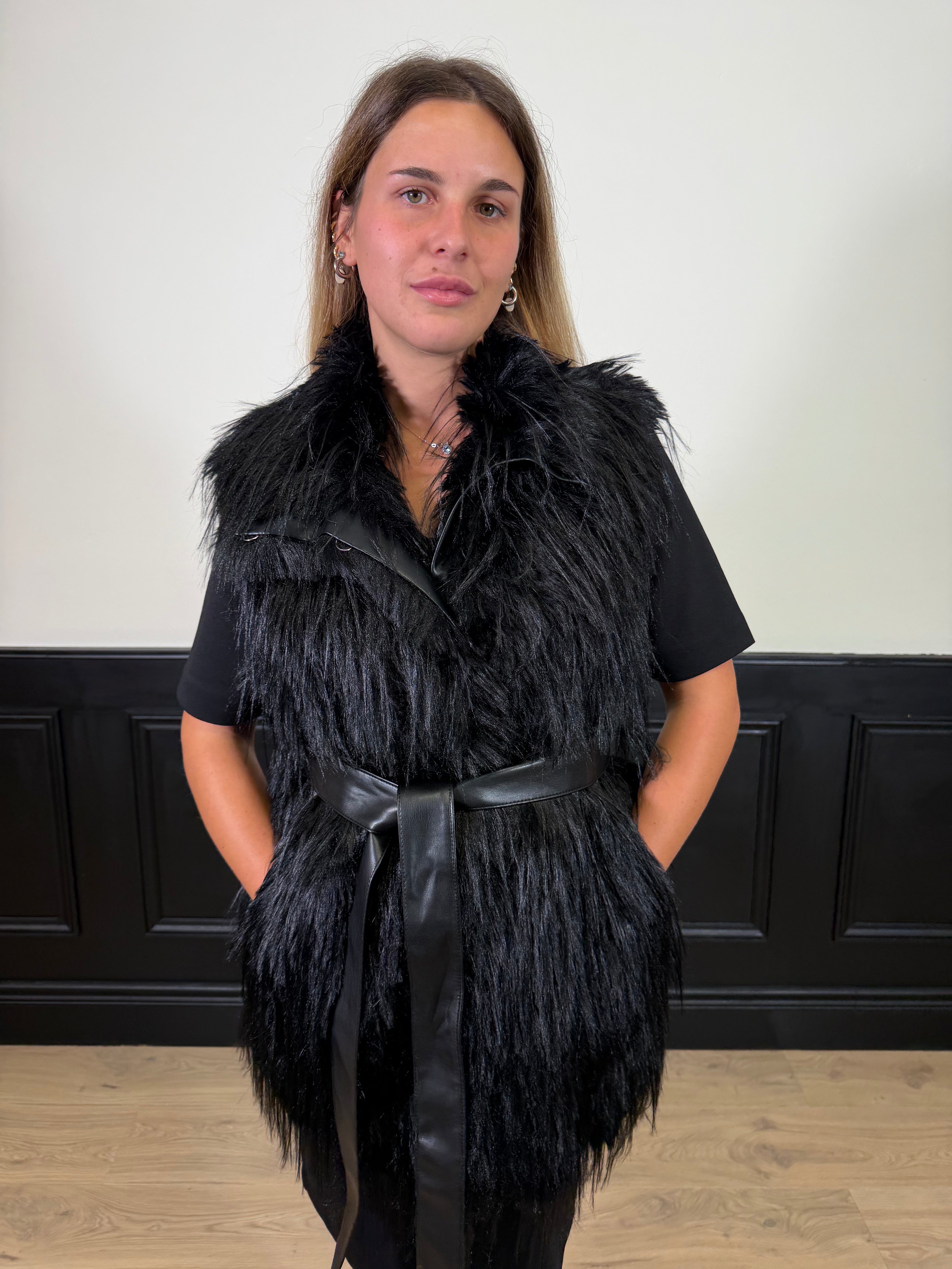 Pelliccia gilet Rojas con cintura in ecopelle