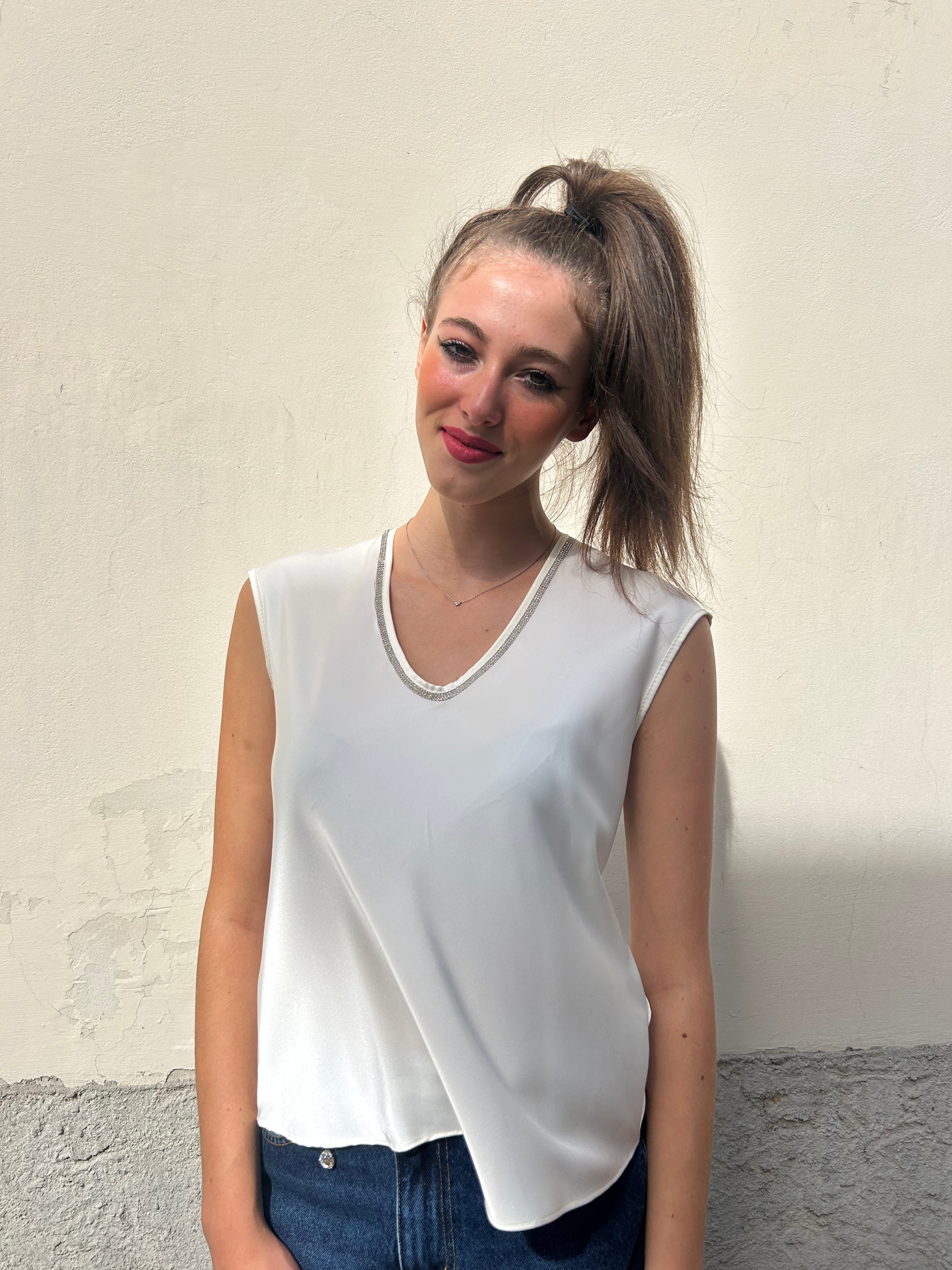 Blusa scollo a V con applicazione strass