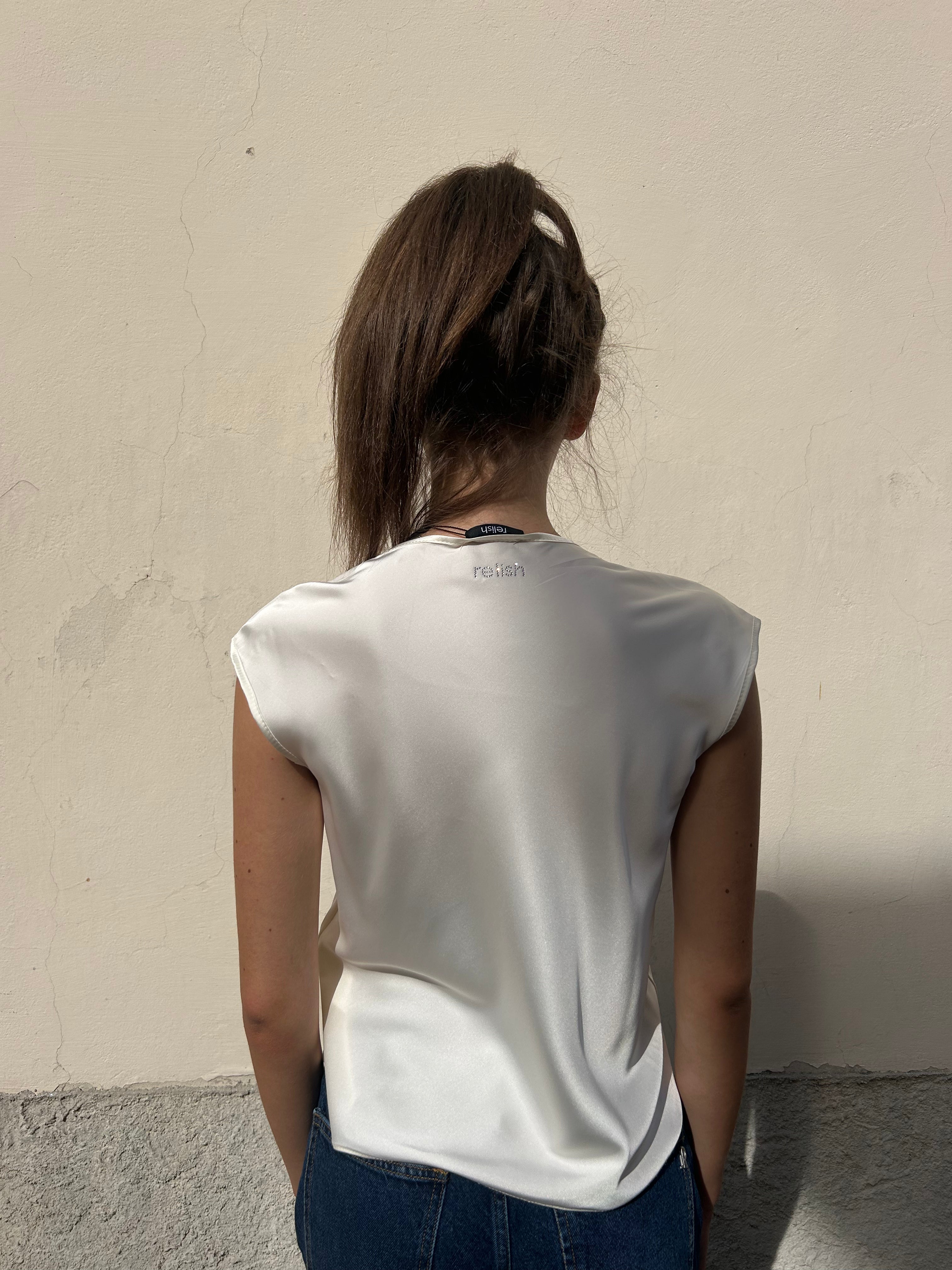 Blusa scollo a V con applicazione strass