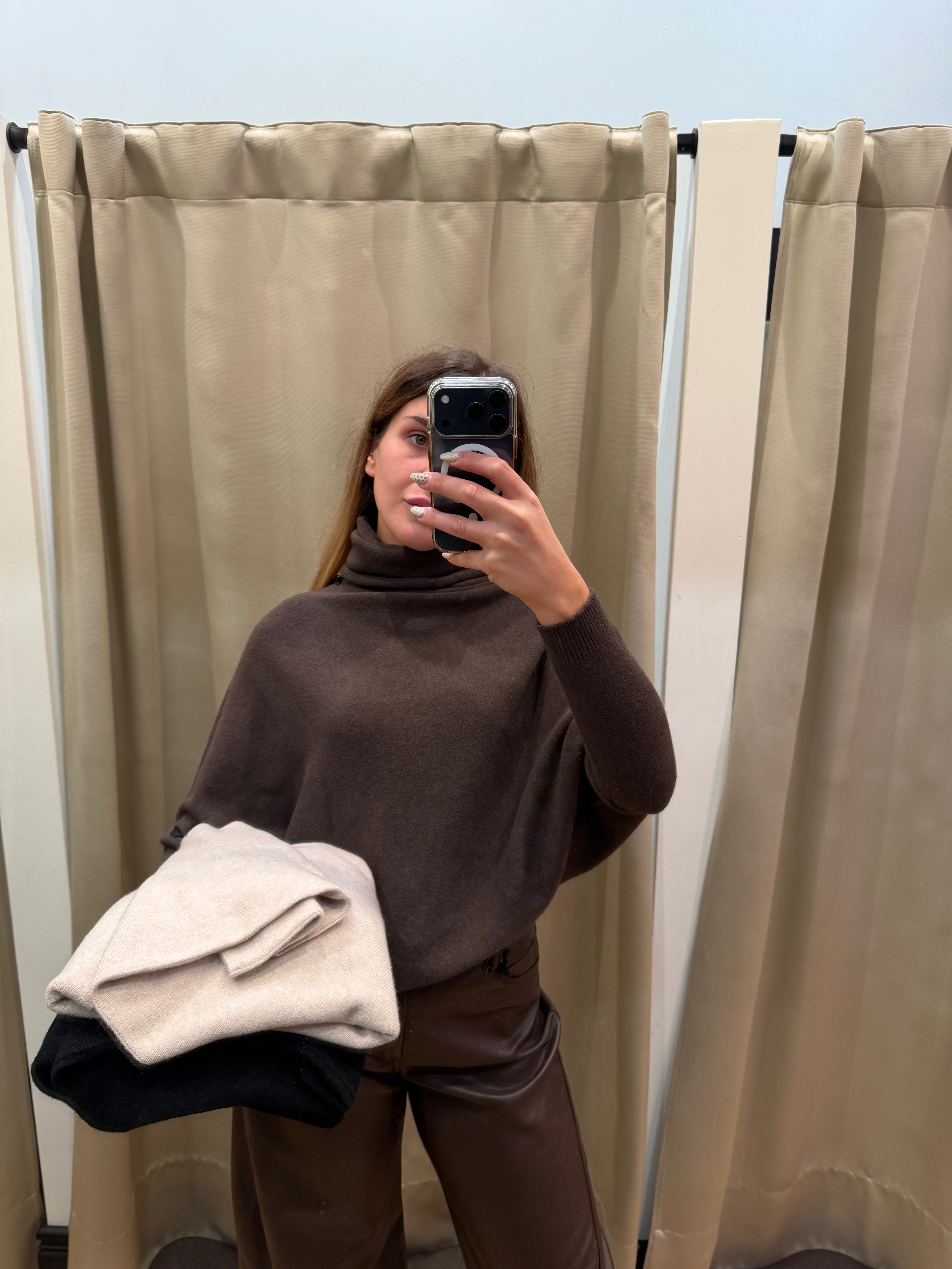 Maglia asimmetrica collo alto