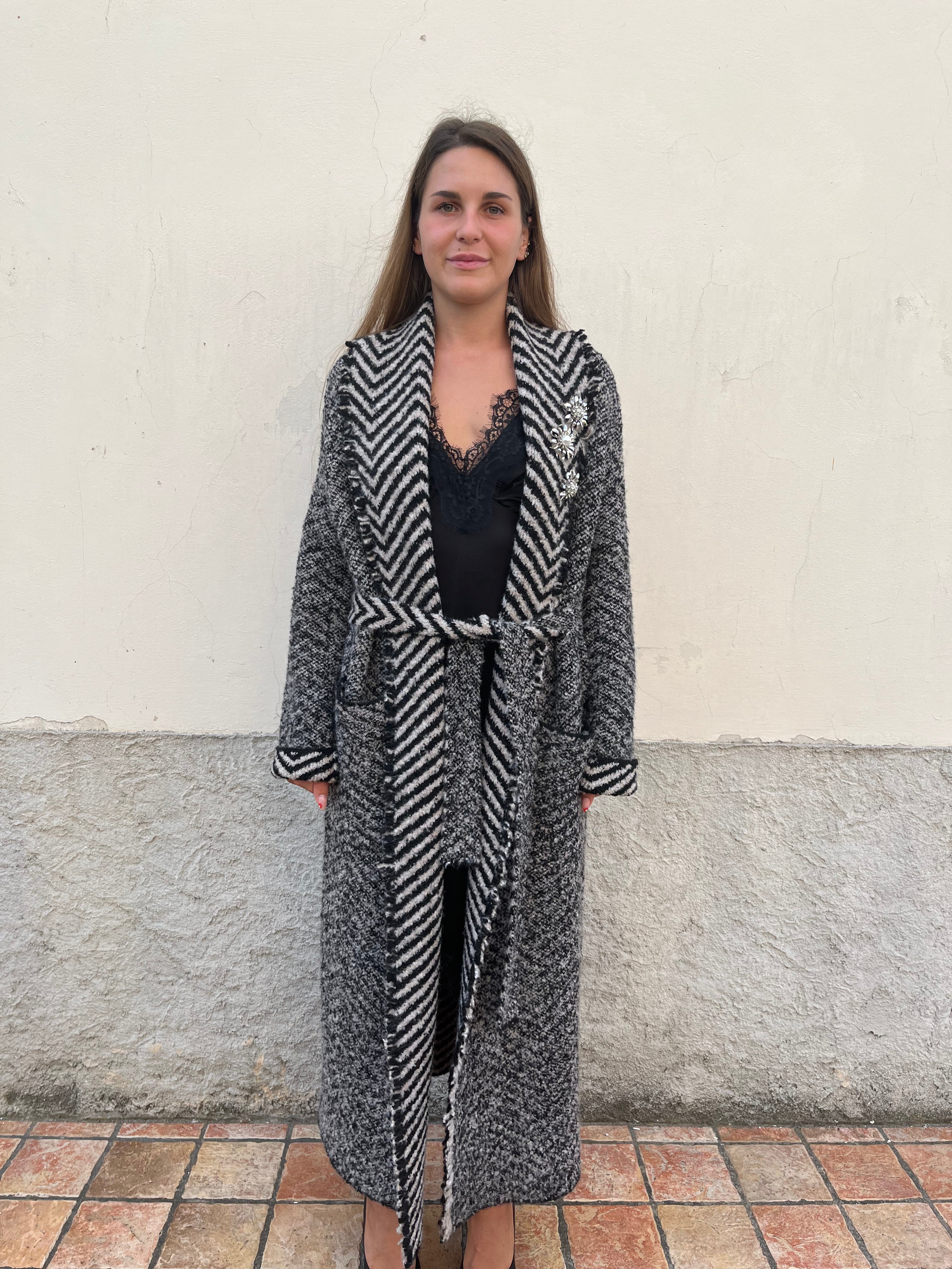 Cardigan in maglia con spille