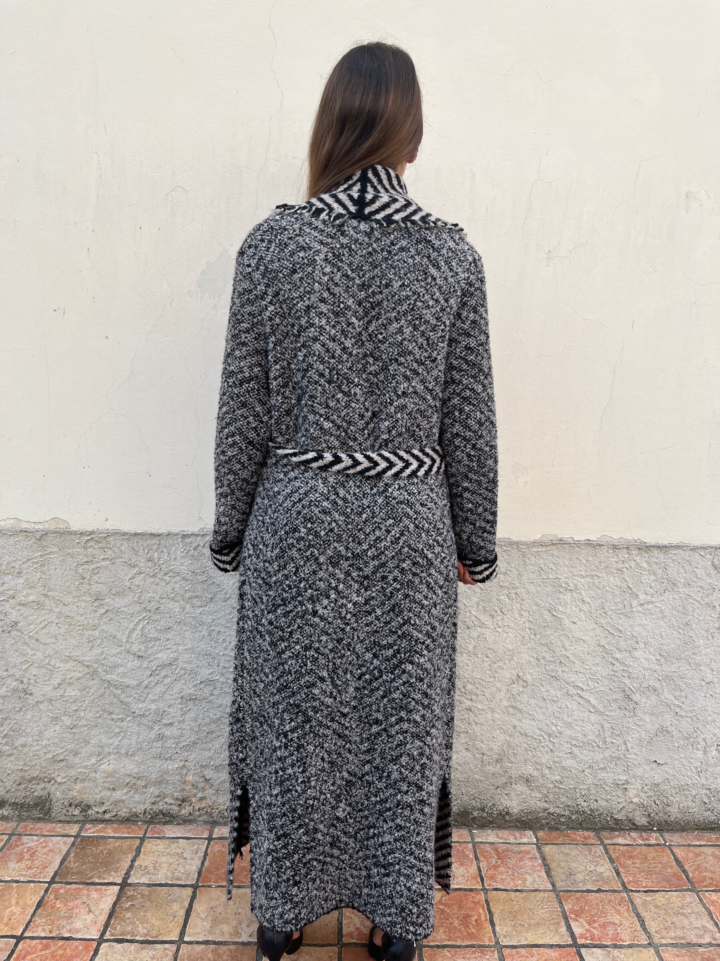 Cardigan in maglia con spille