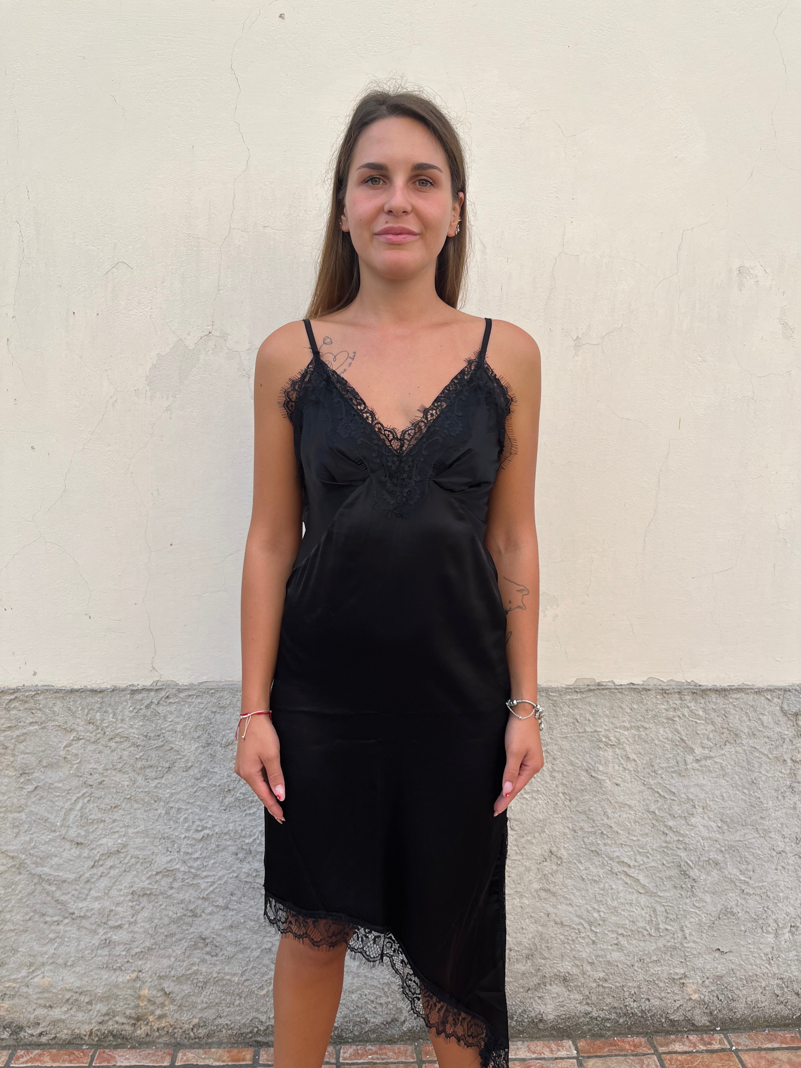 Abito mini dettagli in pizzo