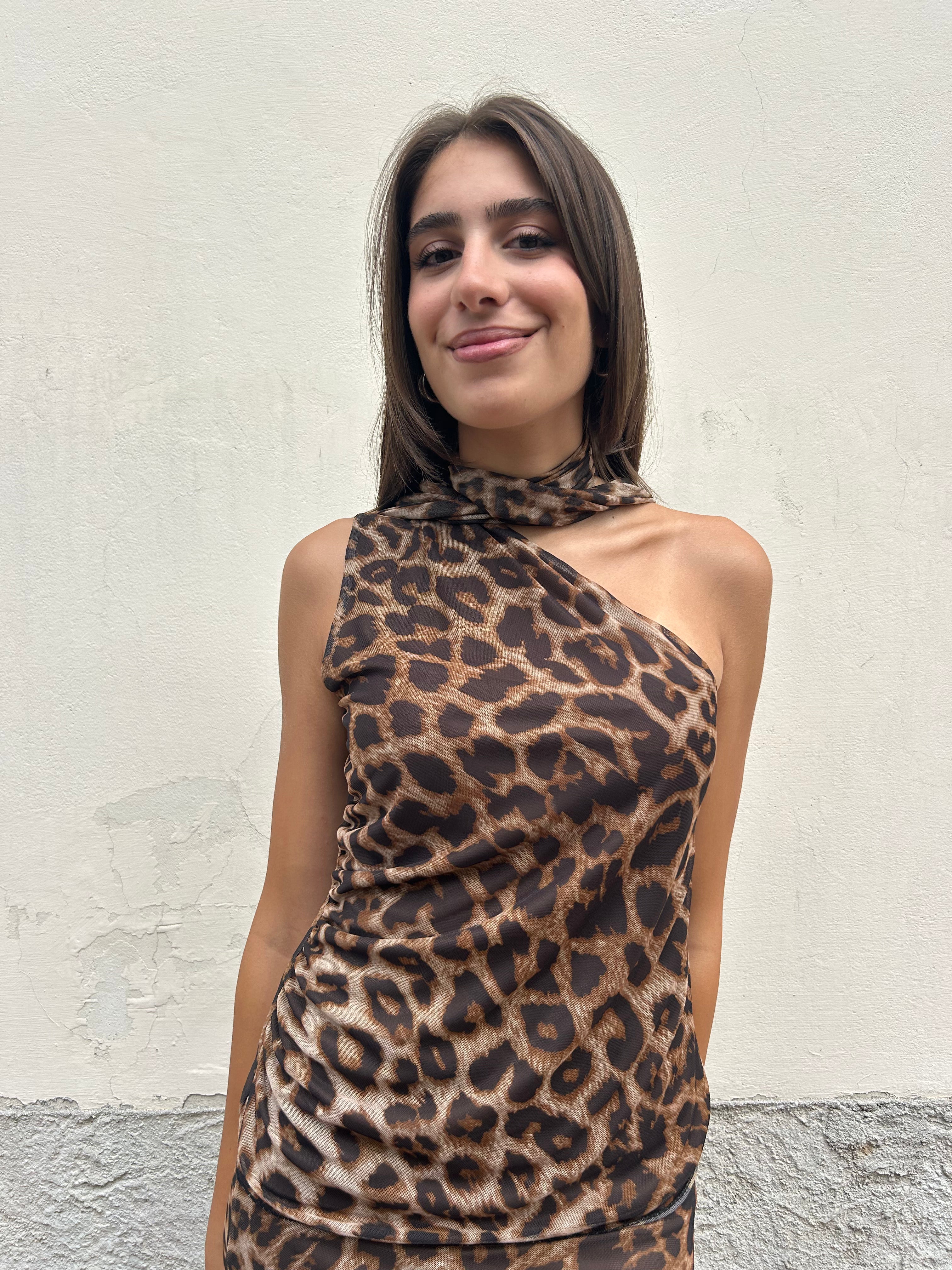 Top stampa animalier scollo asimmetrico con foulard
