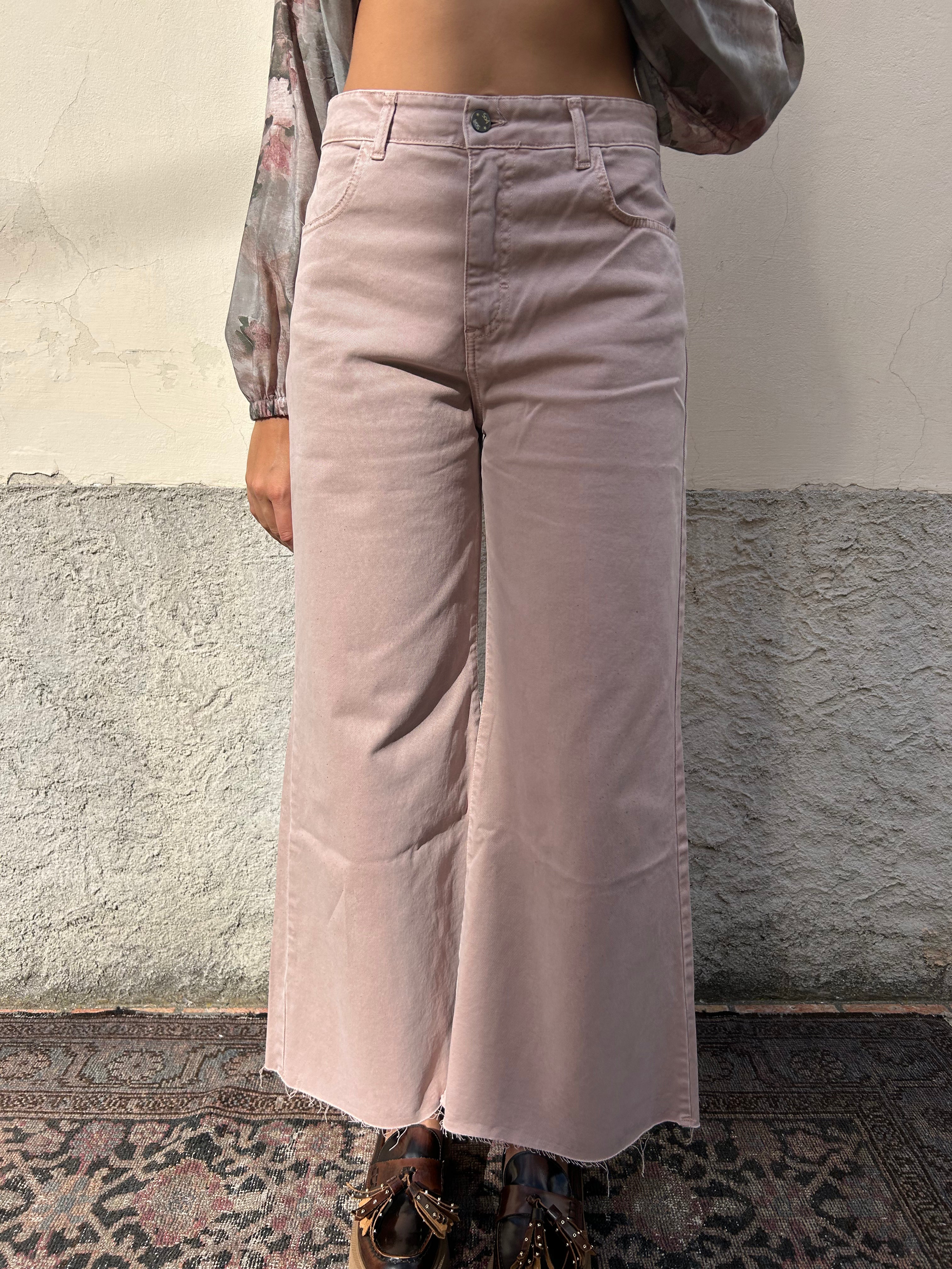 Jeans rosa sfrangiato sul fondo