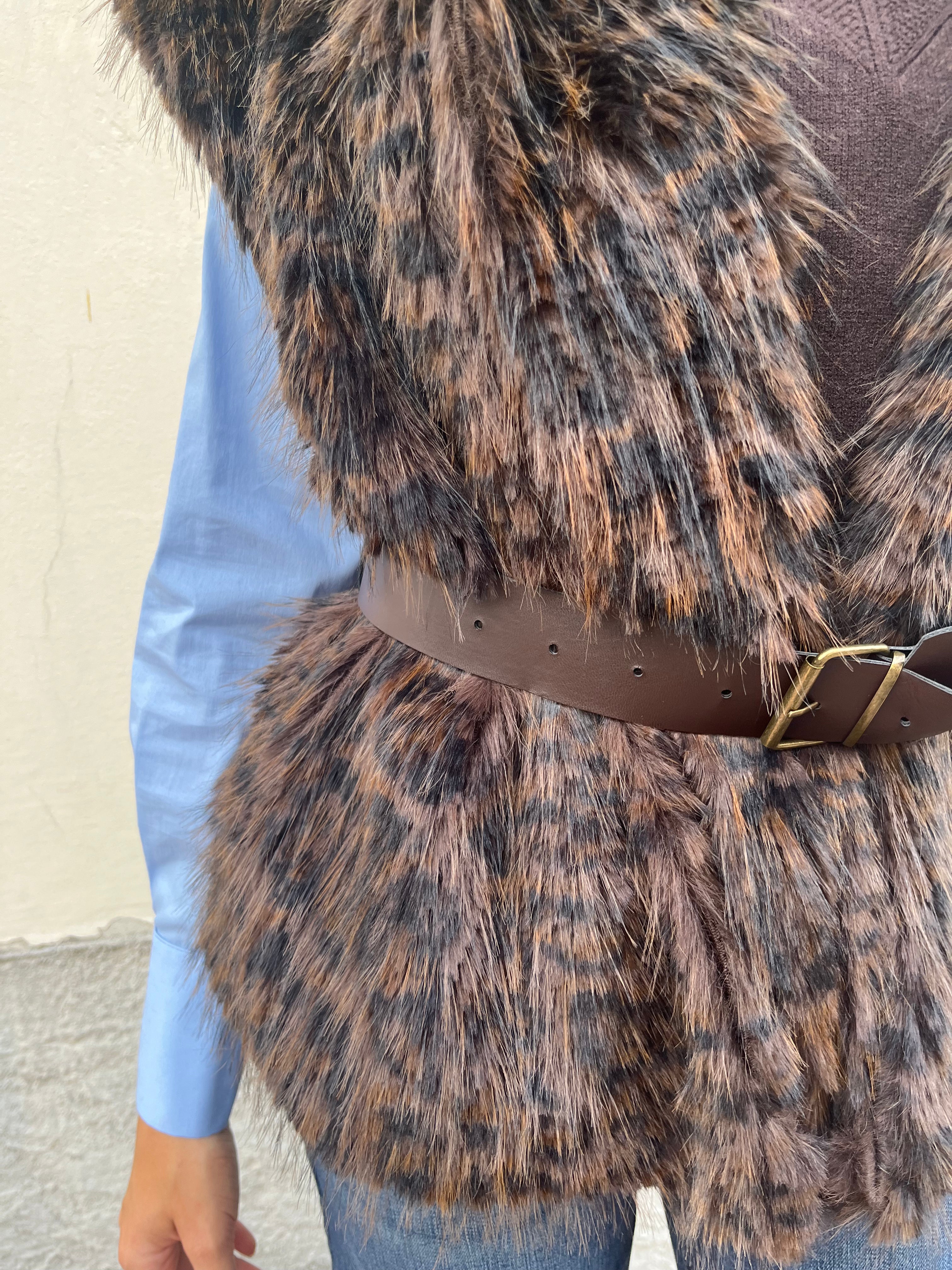 Gilet in eco pelliccia con cintura
