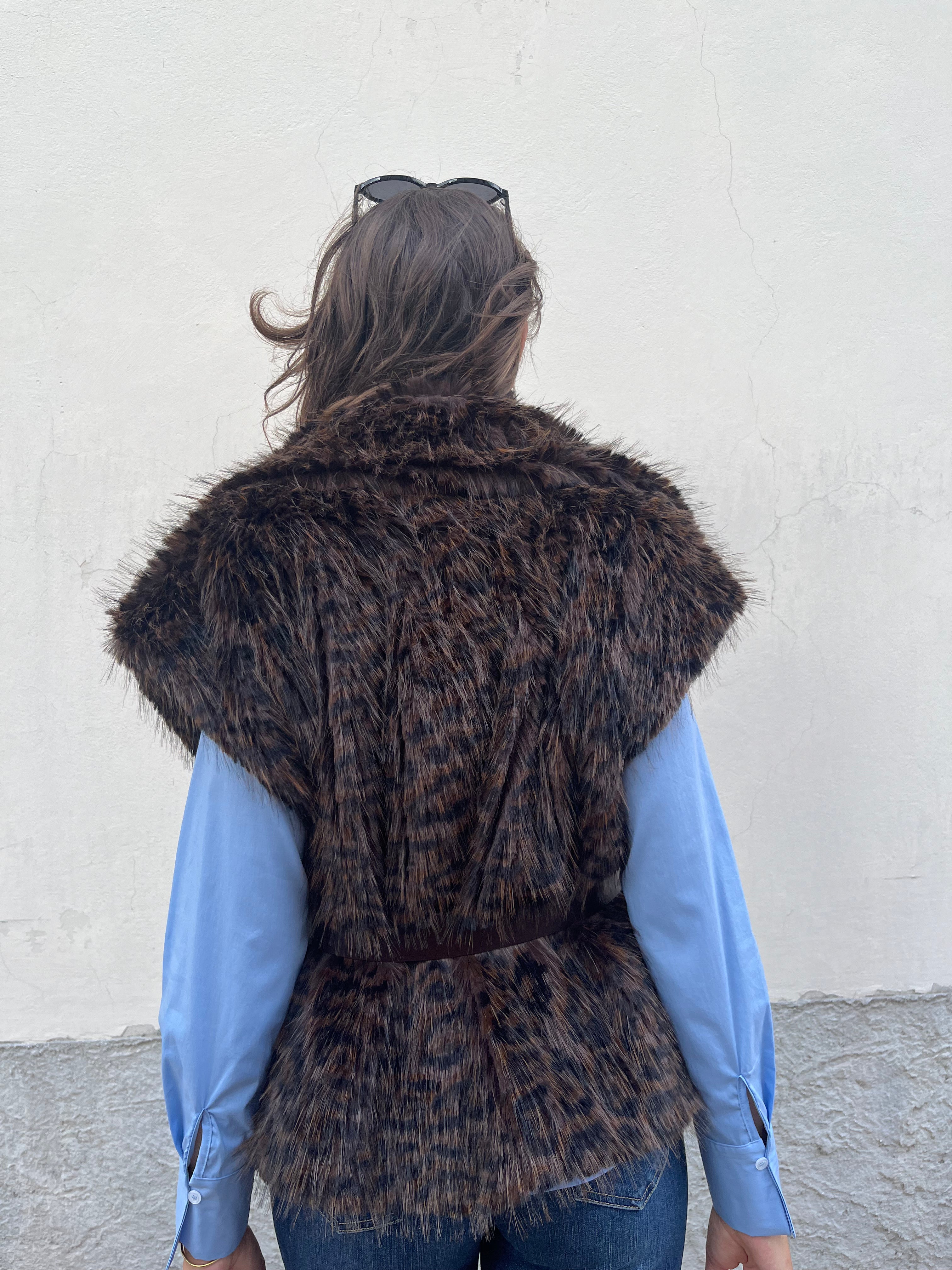 Gilet in eco pelliccia con cintura