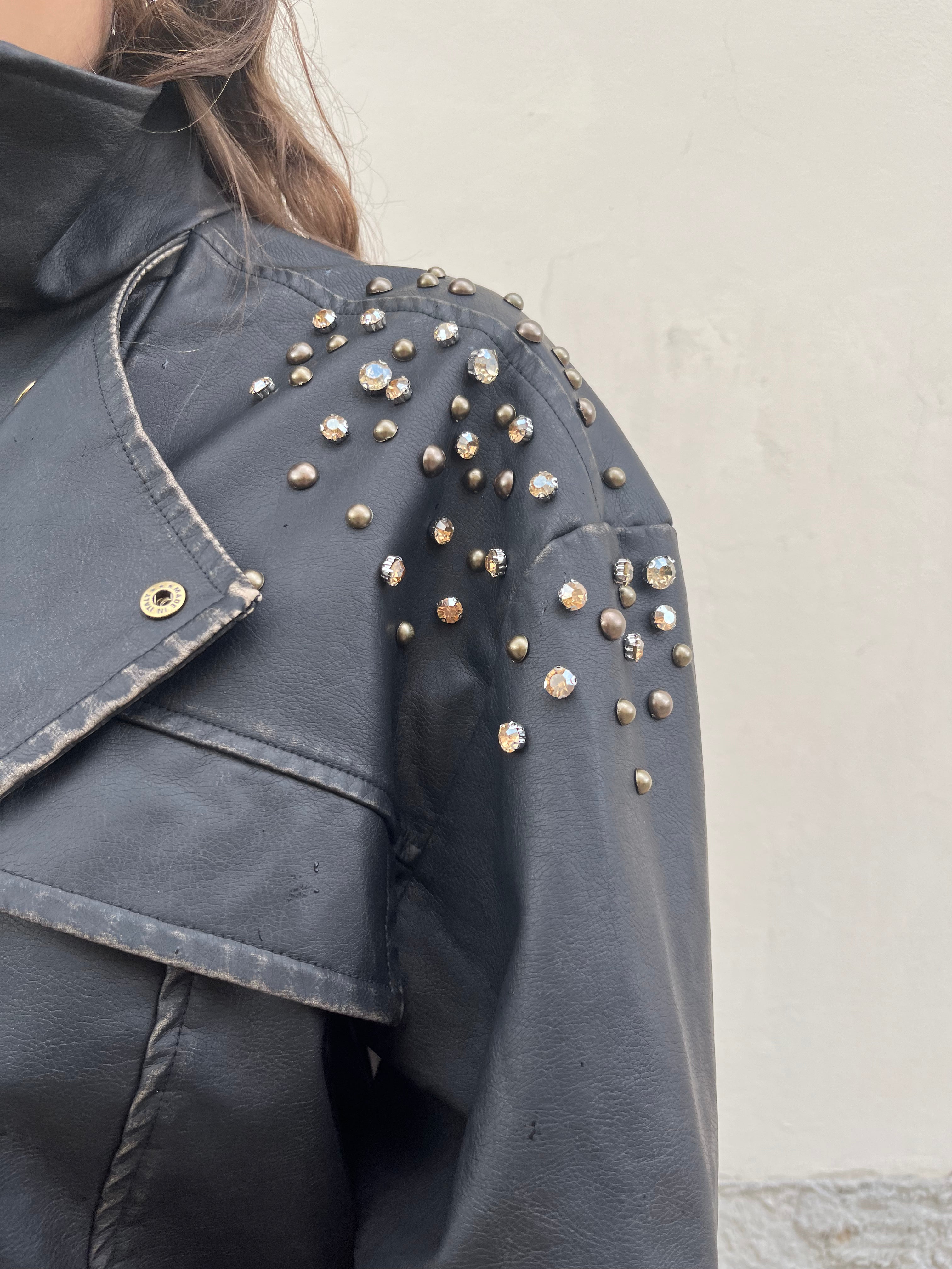 Bomber in eco pelle invecchiata con strass