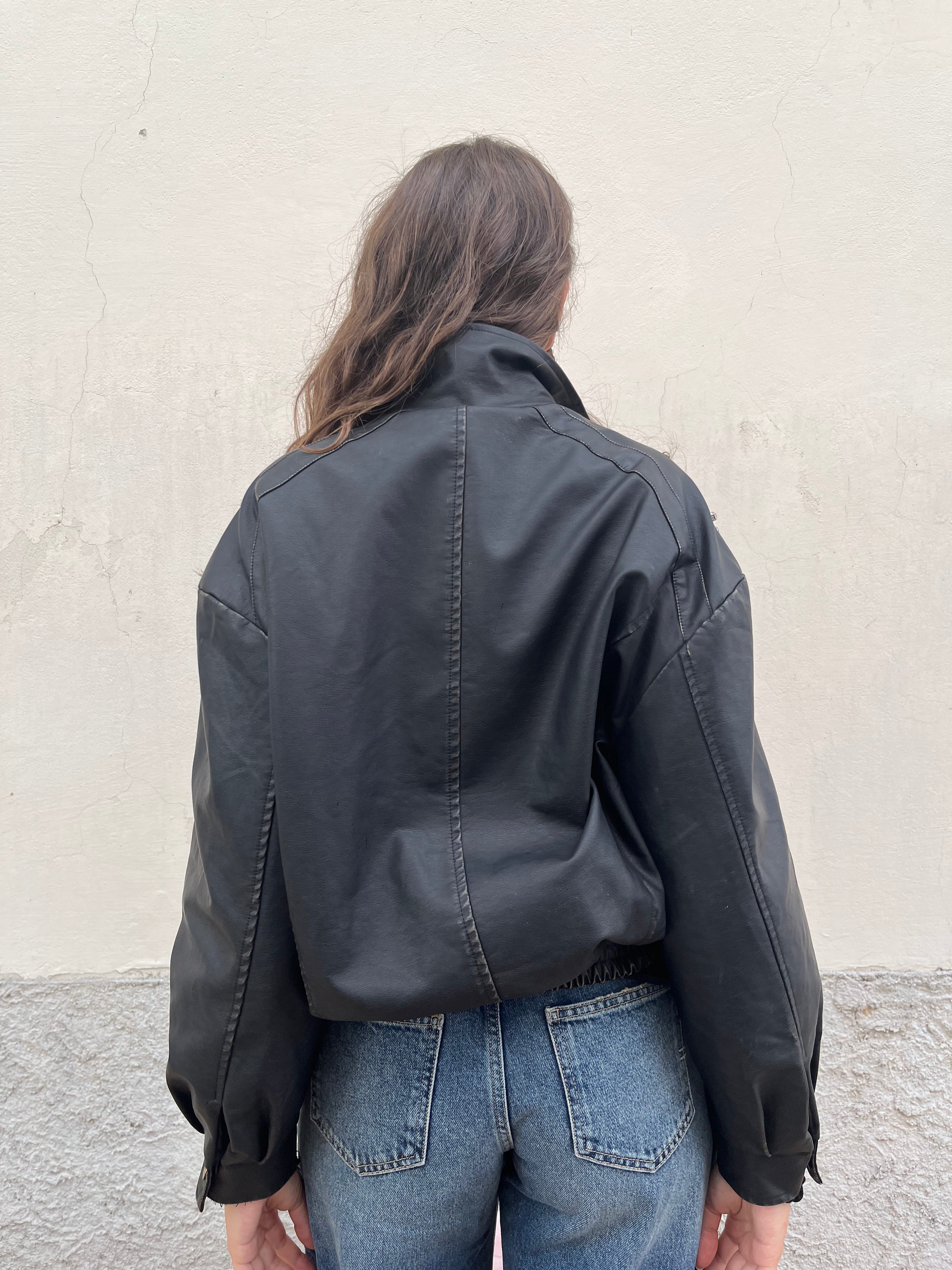 Bomber in eco pelle invecchiata con strass