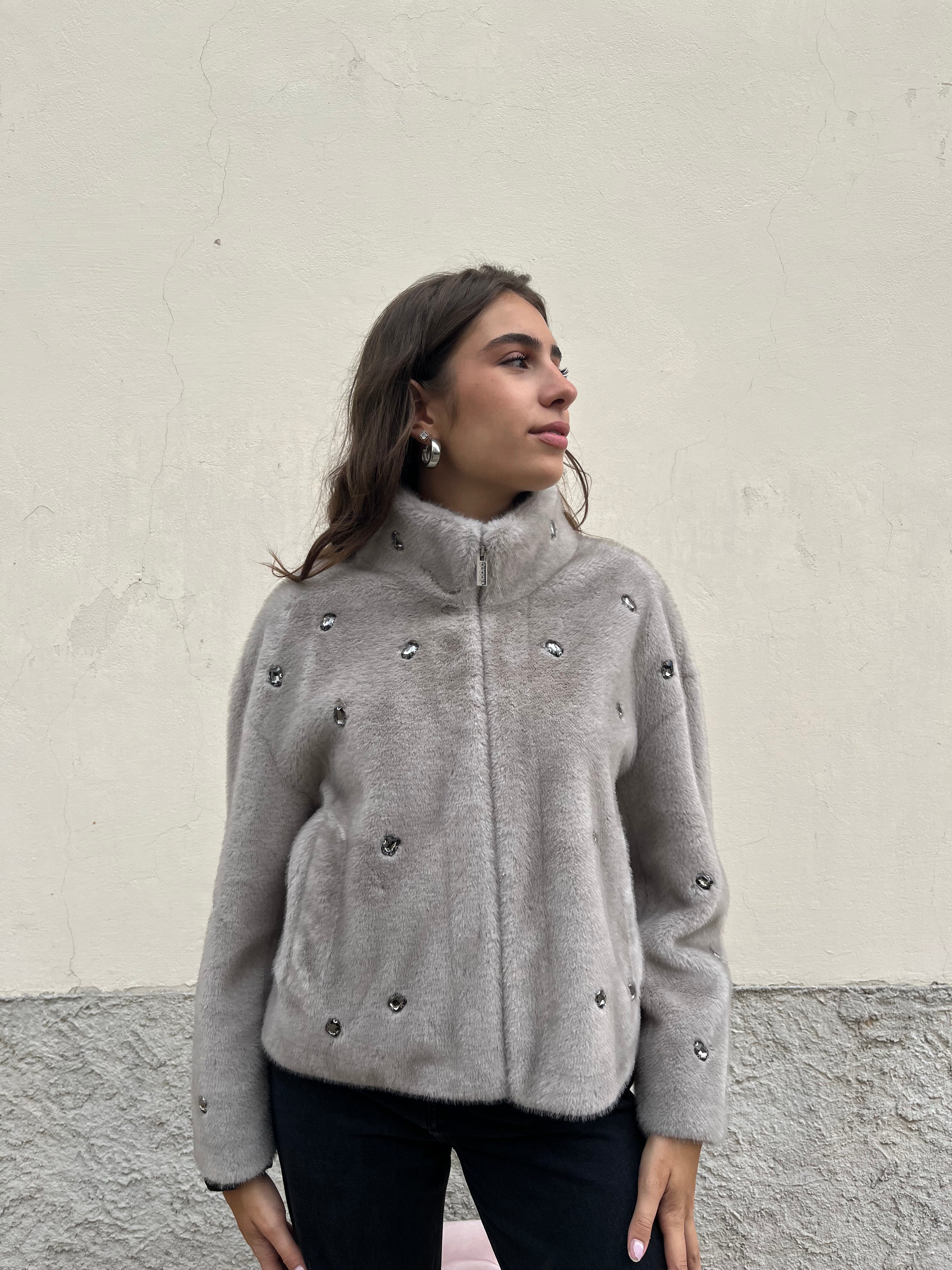 Eco pelliccia corta con castoni e zip