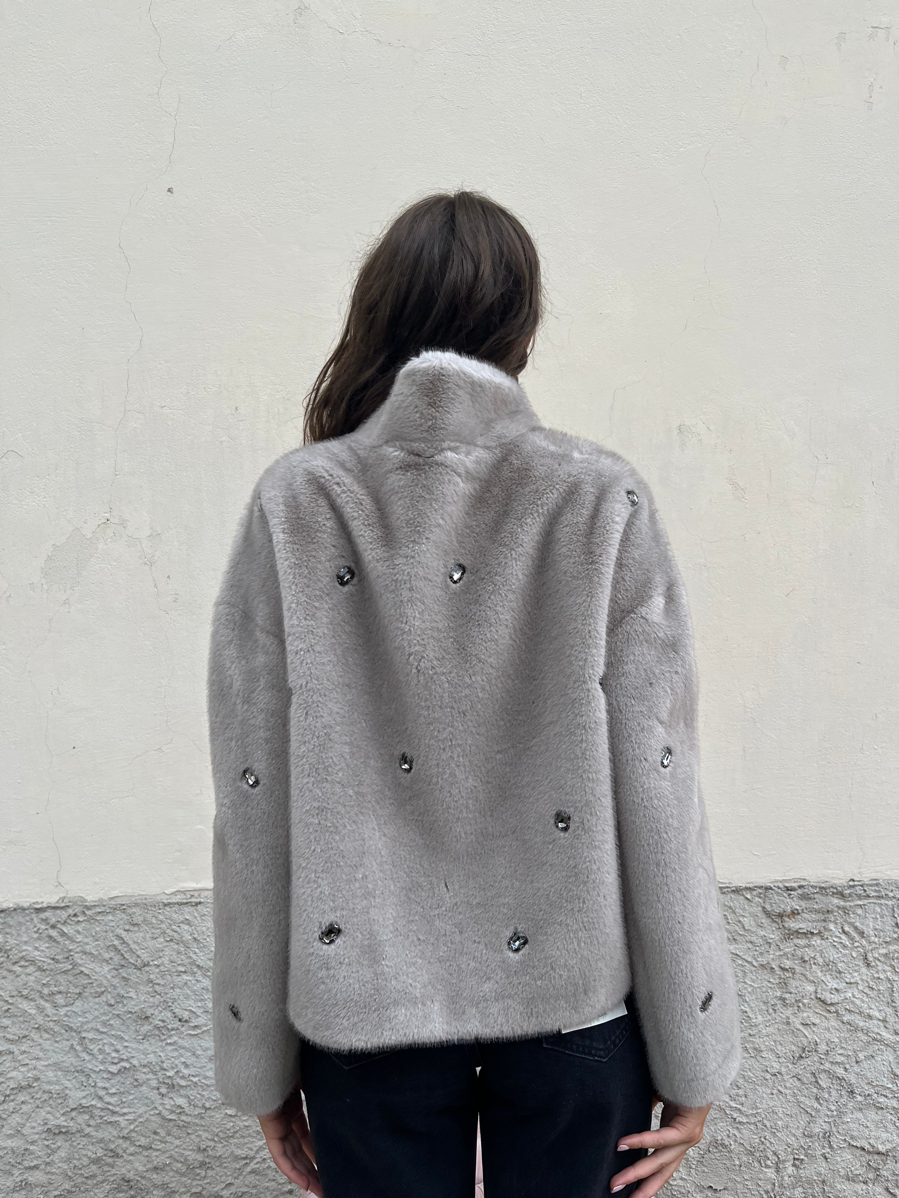Eco pelliccia corta con castoni e zip