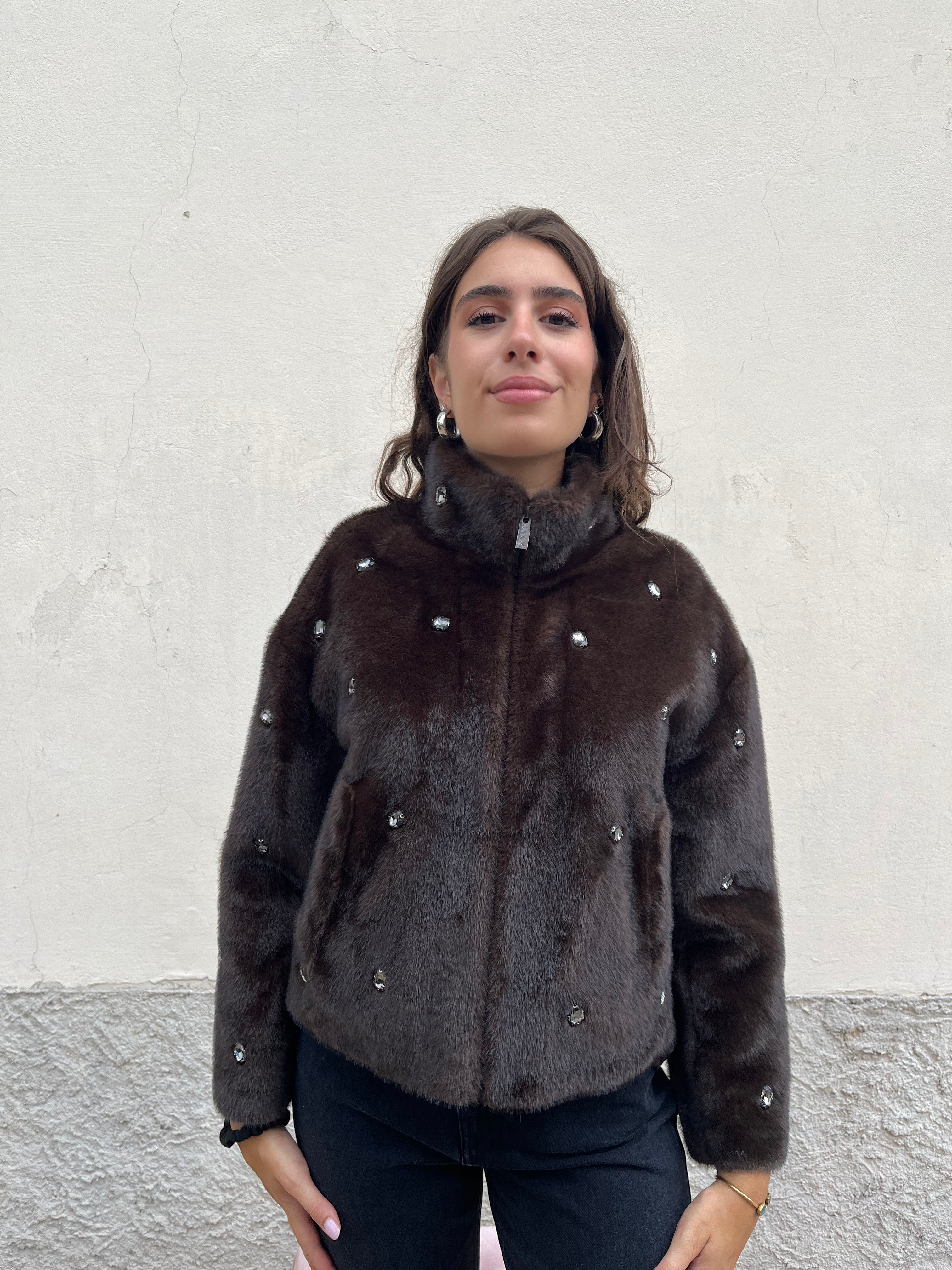 Eco pelliccia corta con castoni e zip