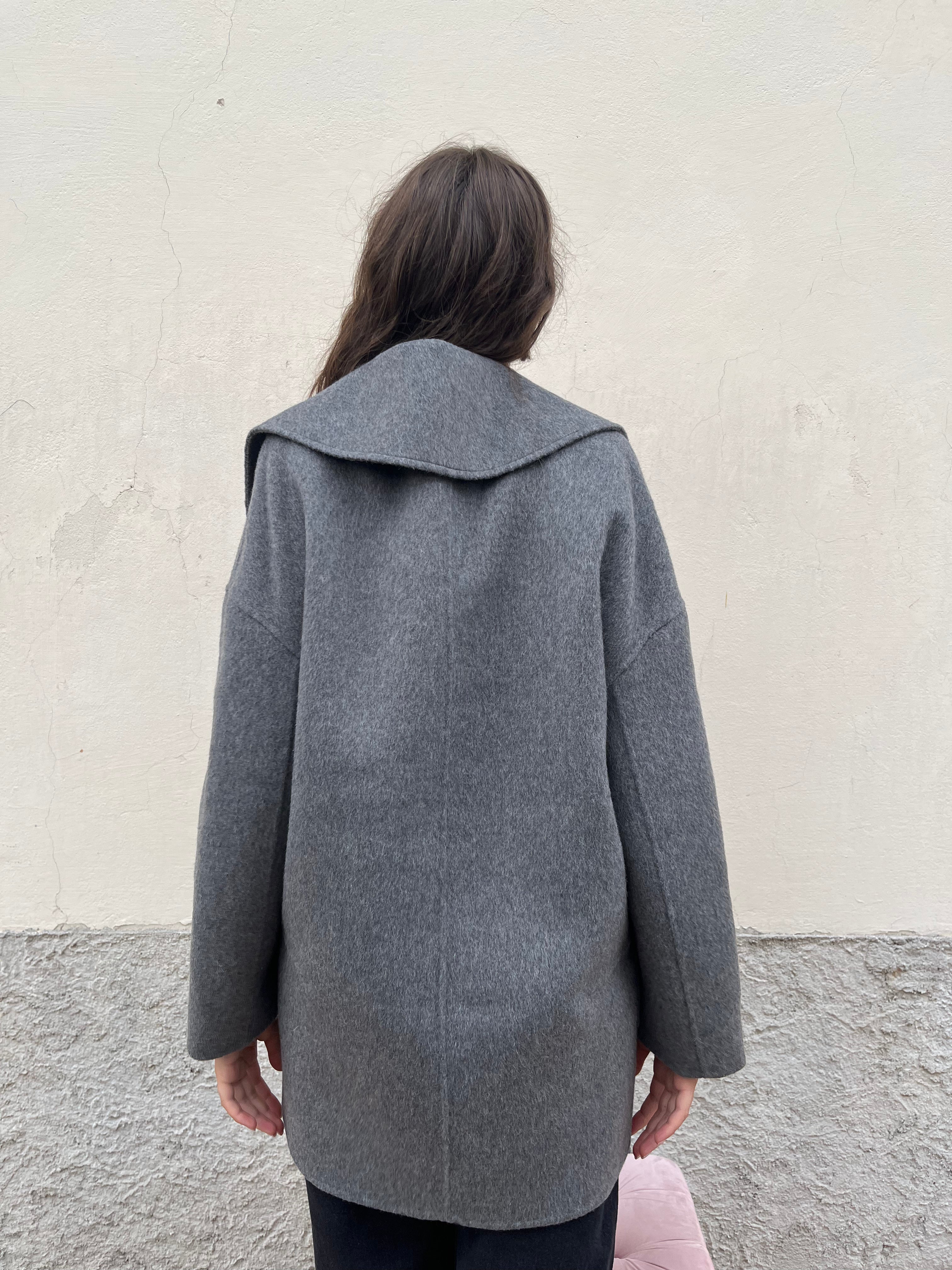 Cappotto con sciarpa frange