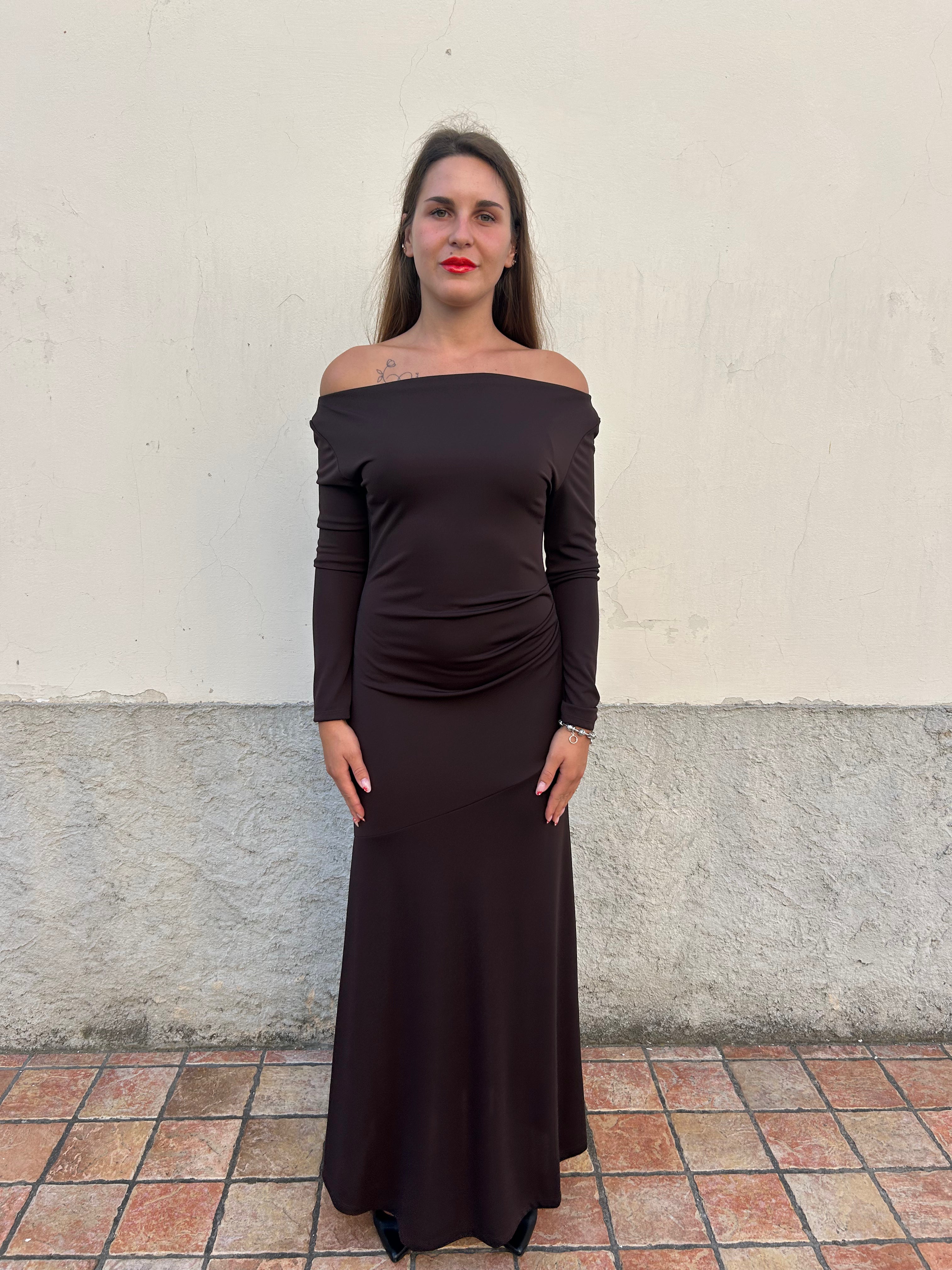 Abito lungo scollo all'americana