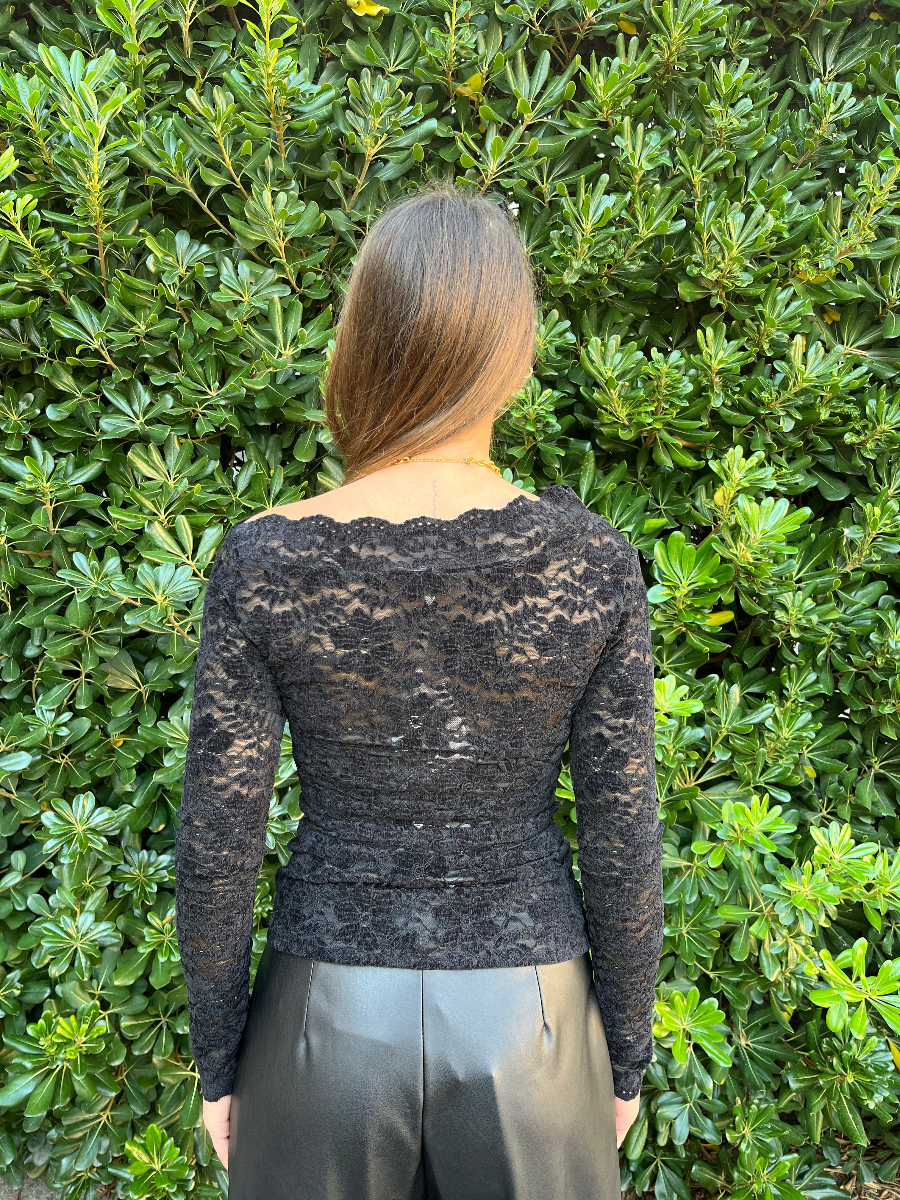 Maglia in pizzo con scollo