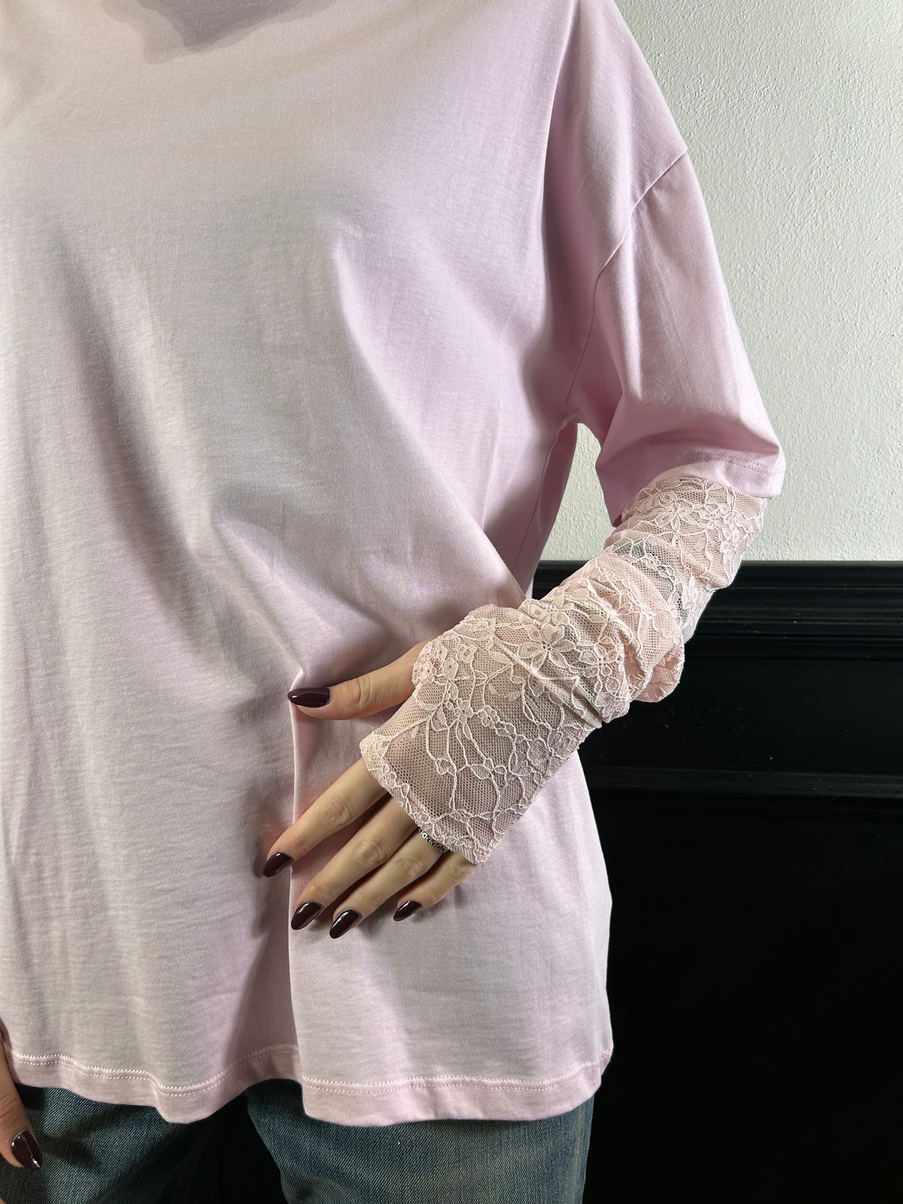 T-shirt con maniche in pizzo rosa