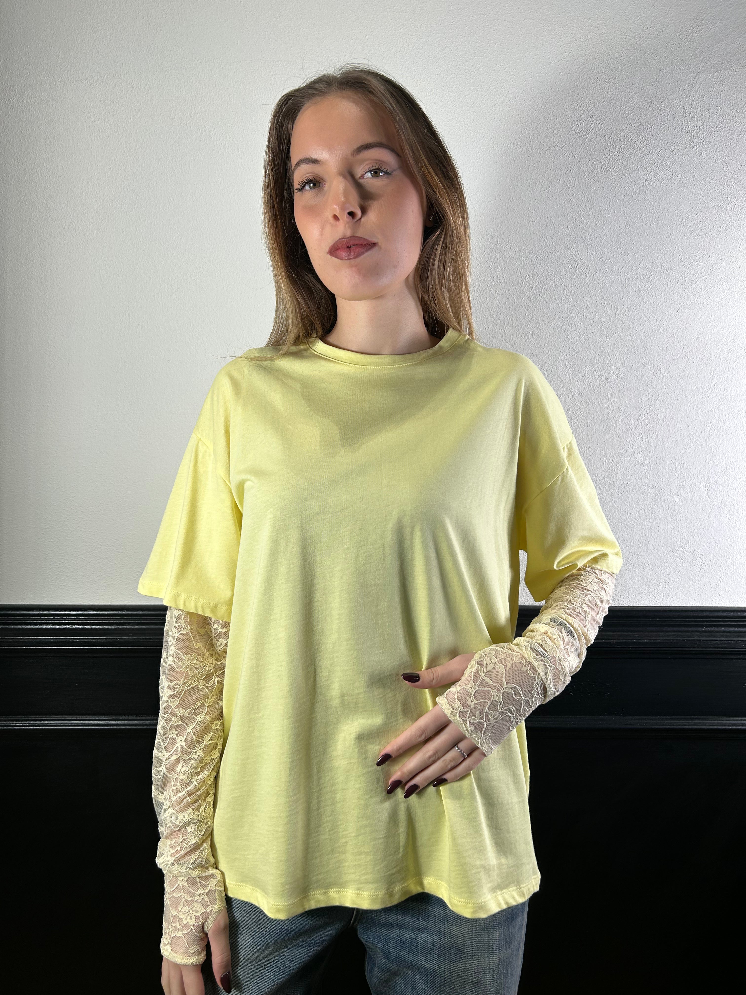 T-shirt con maniche in pizzo giallo