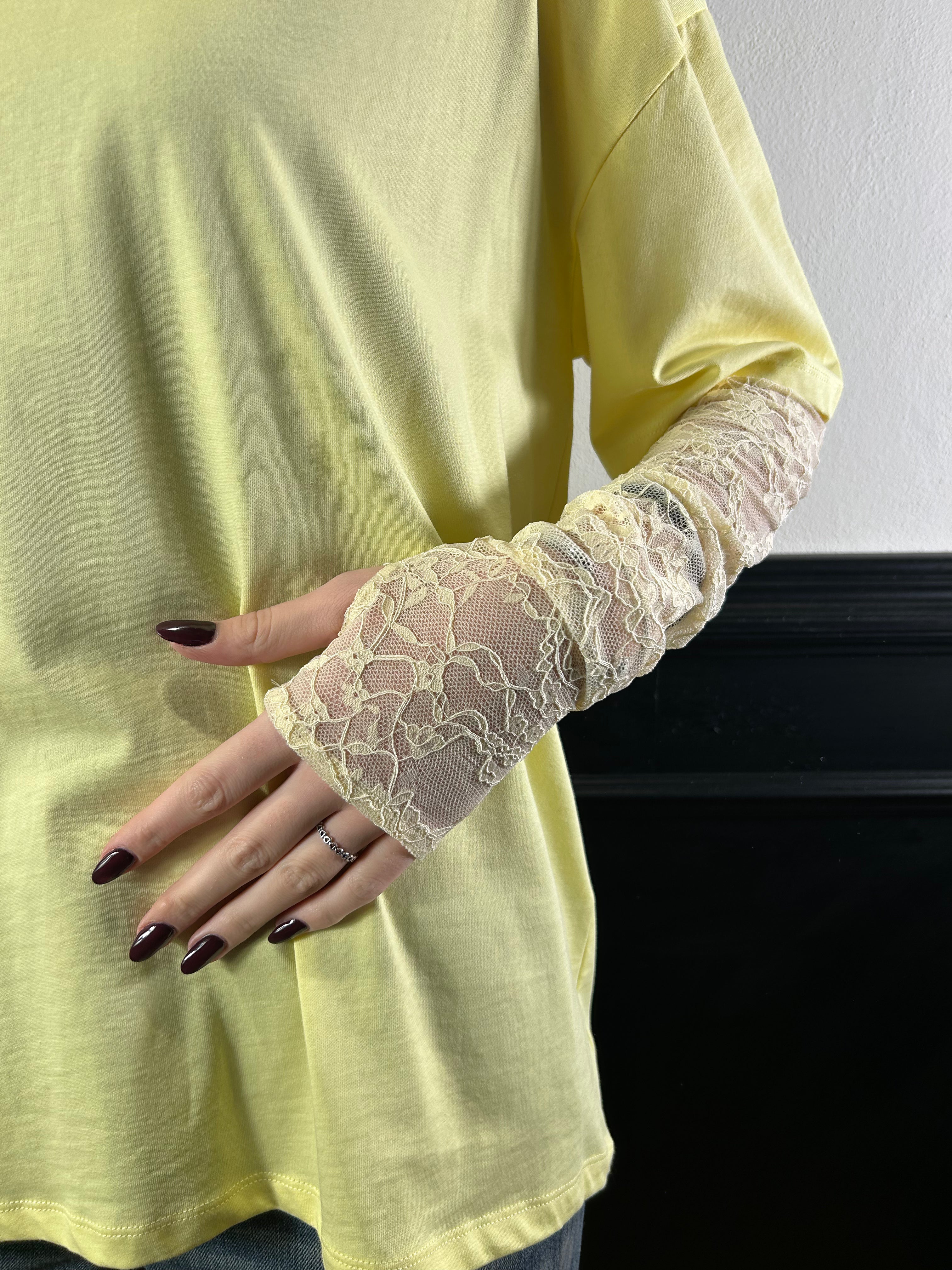 T-shirt con maniche in pizzo giallo
