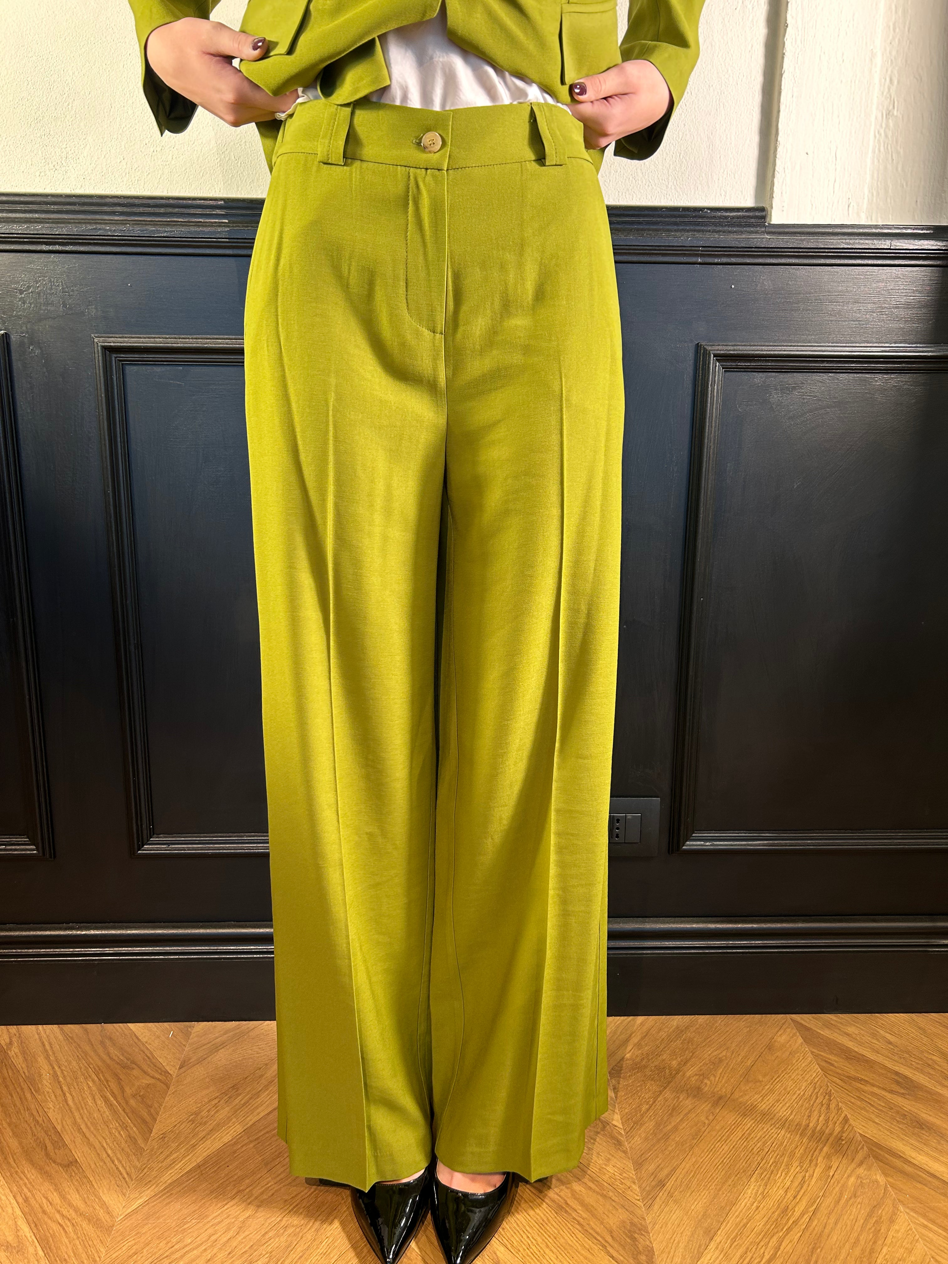 Tailleur in viscosa con giacca dritta e pantalone palazzo verde olio