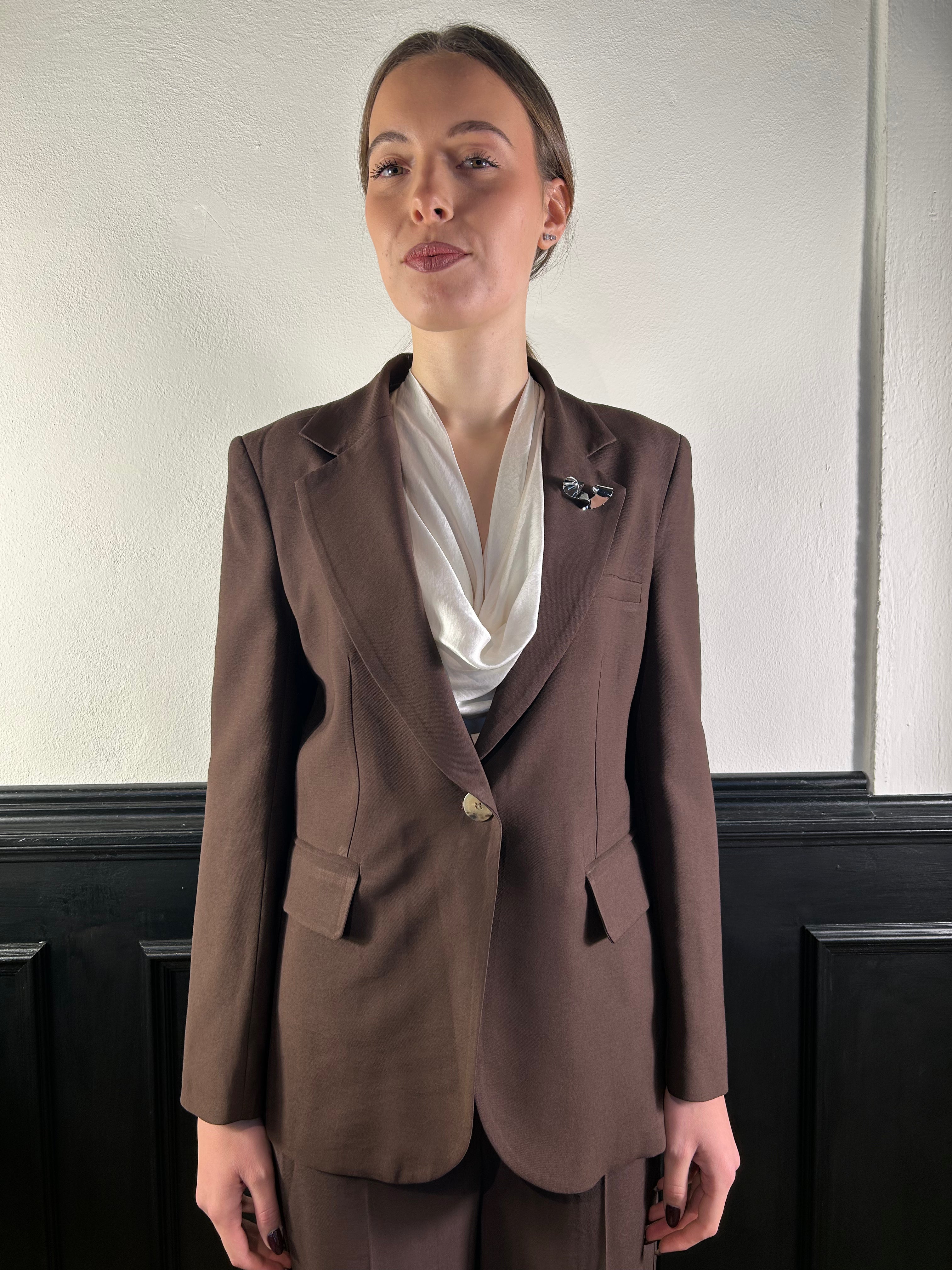 Tailleur in viscosa con  giacca dritta e pantalone palazzo marrone