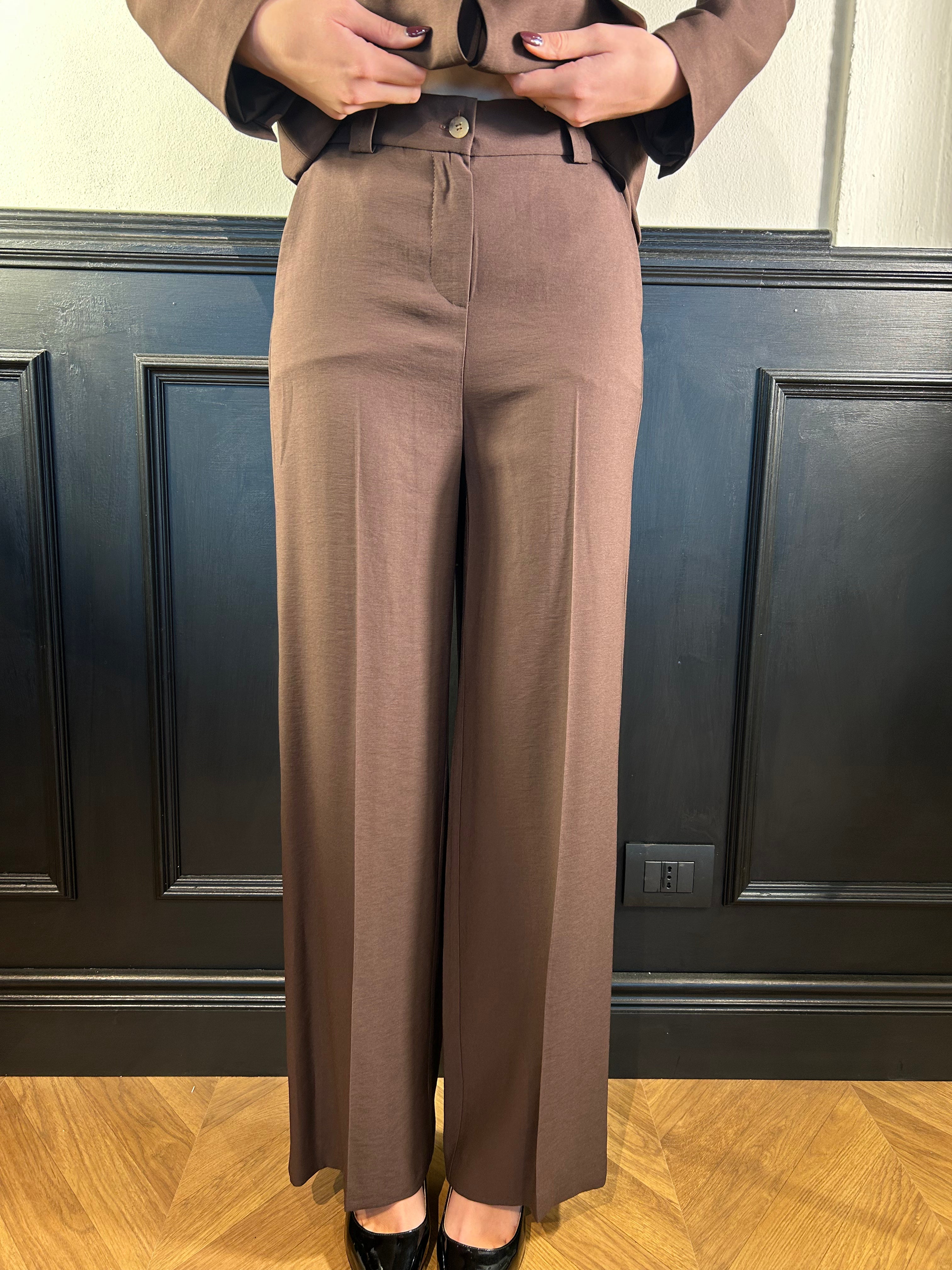 Tailleur in viscosa con  giacca dritta e pantalone palazzo marrone