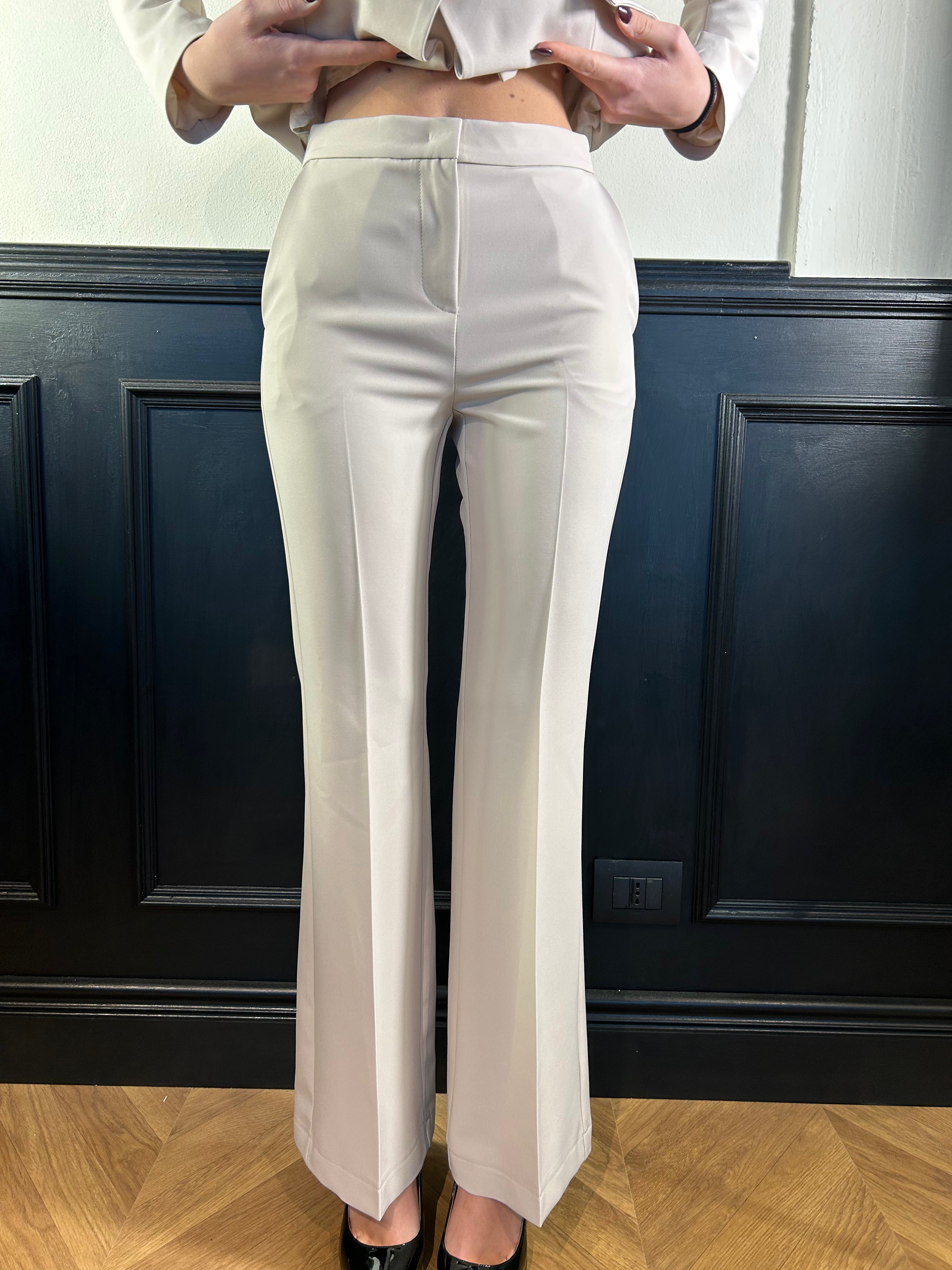 Tailleur giacca doppiopetto e pantalone scampanato avorio