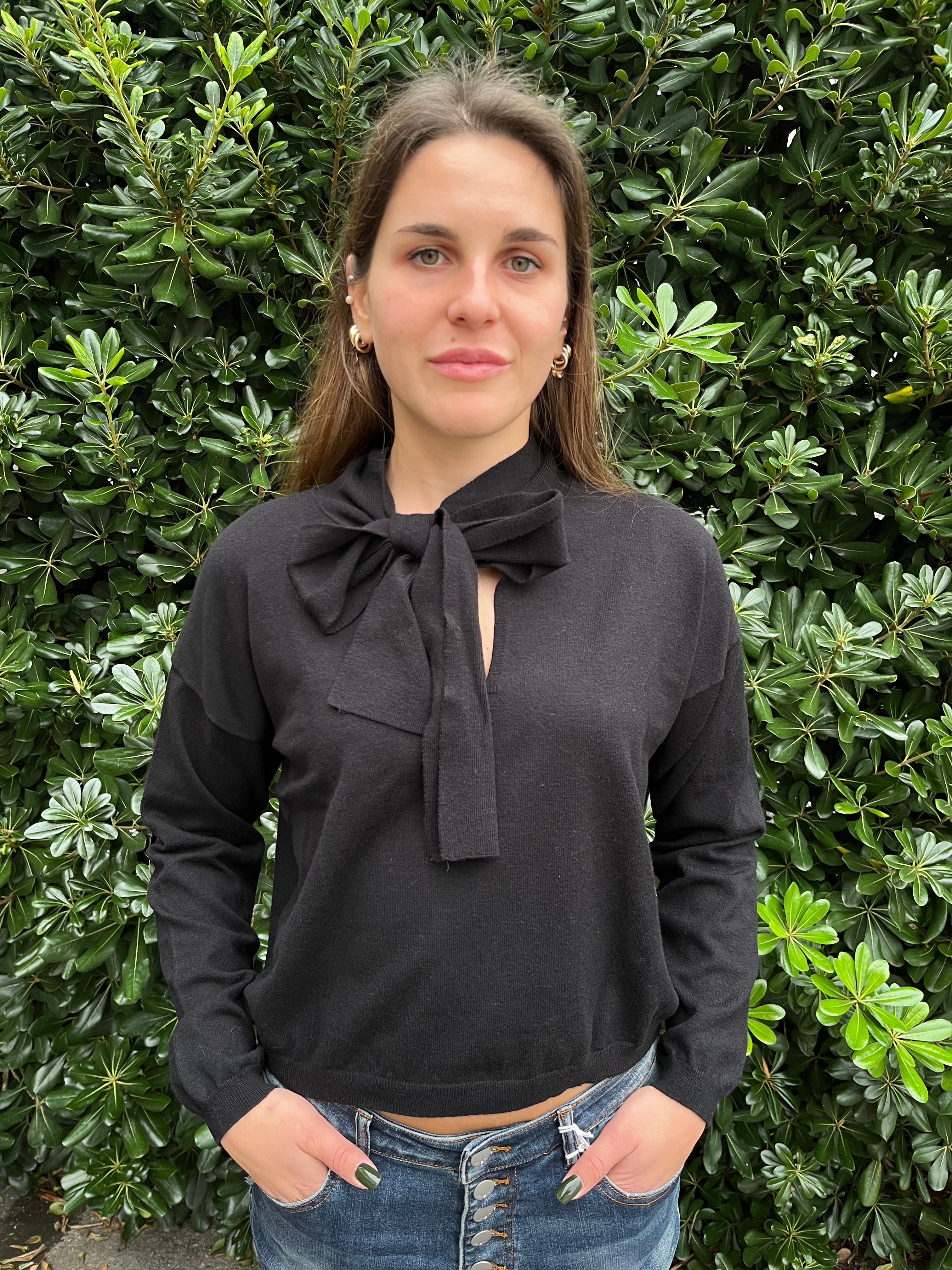 Maglia con fiocco frontale