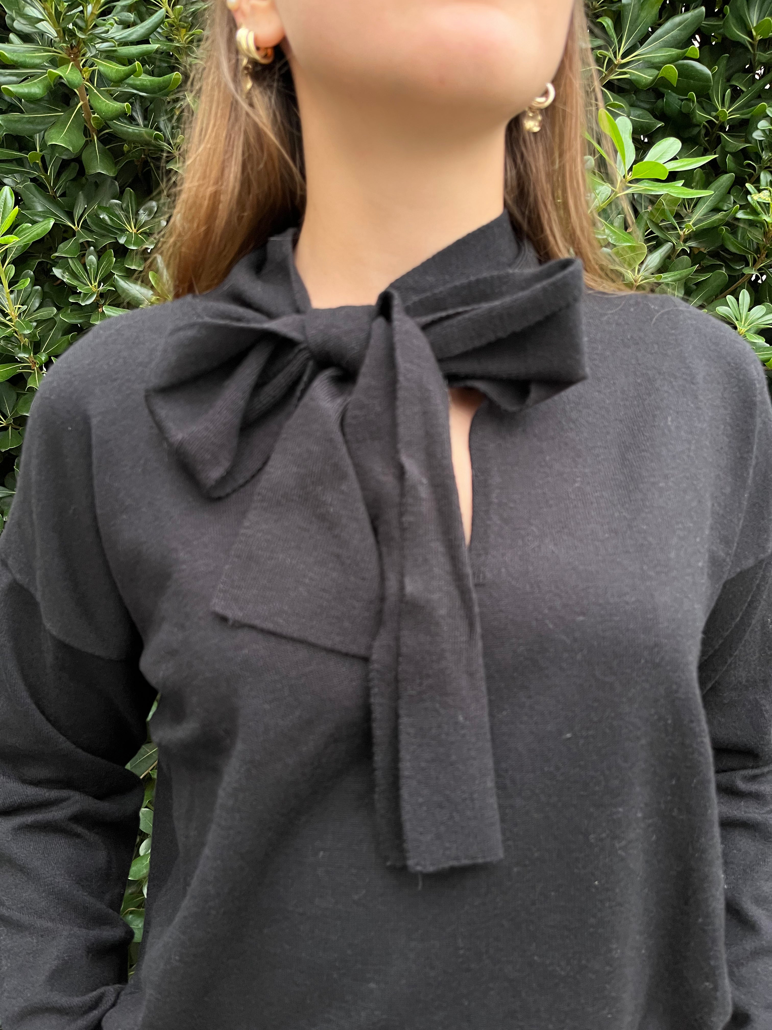 Maglia con fiocco frontale