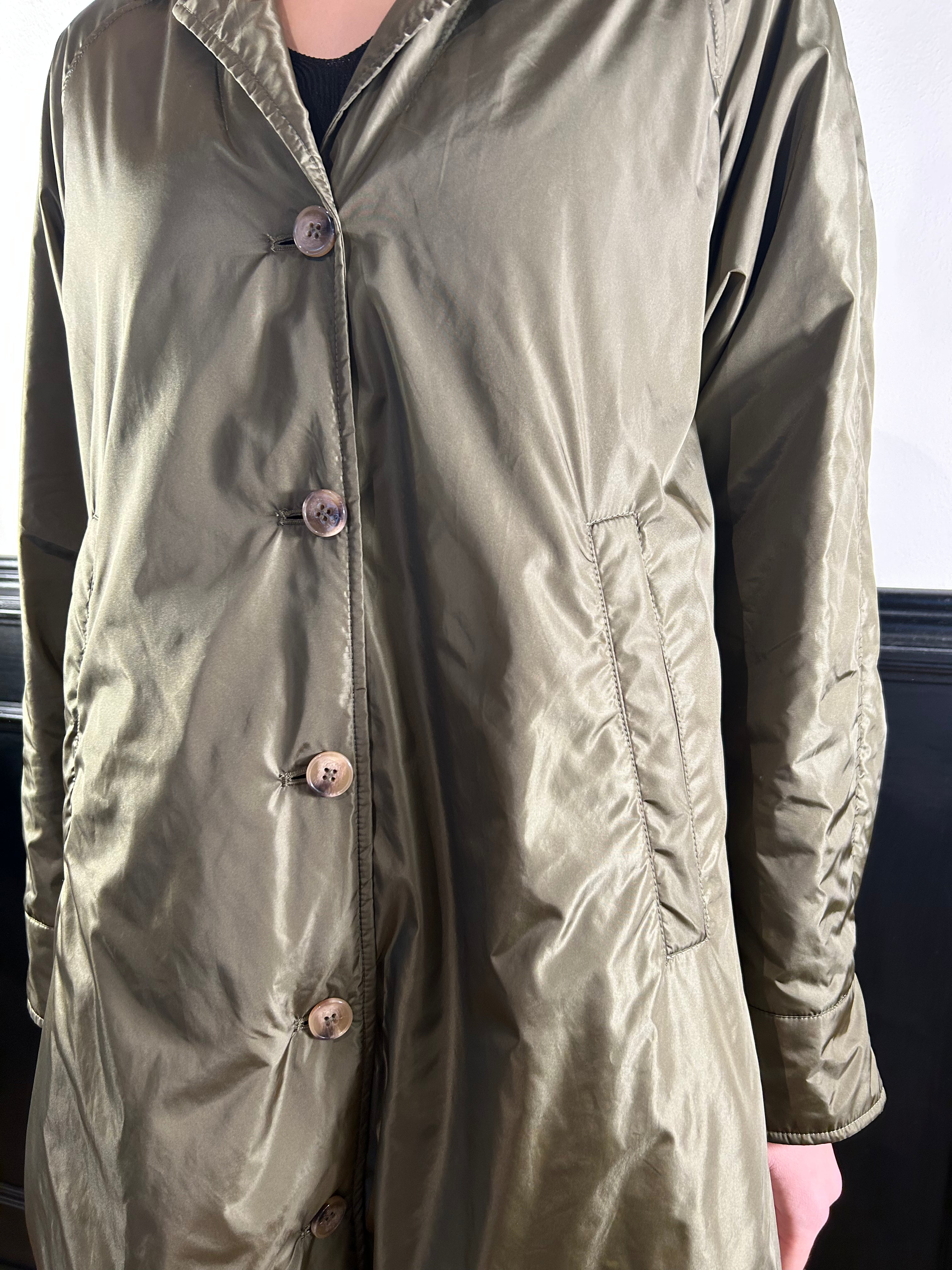 Trench svasato imbottito verde militare