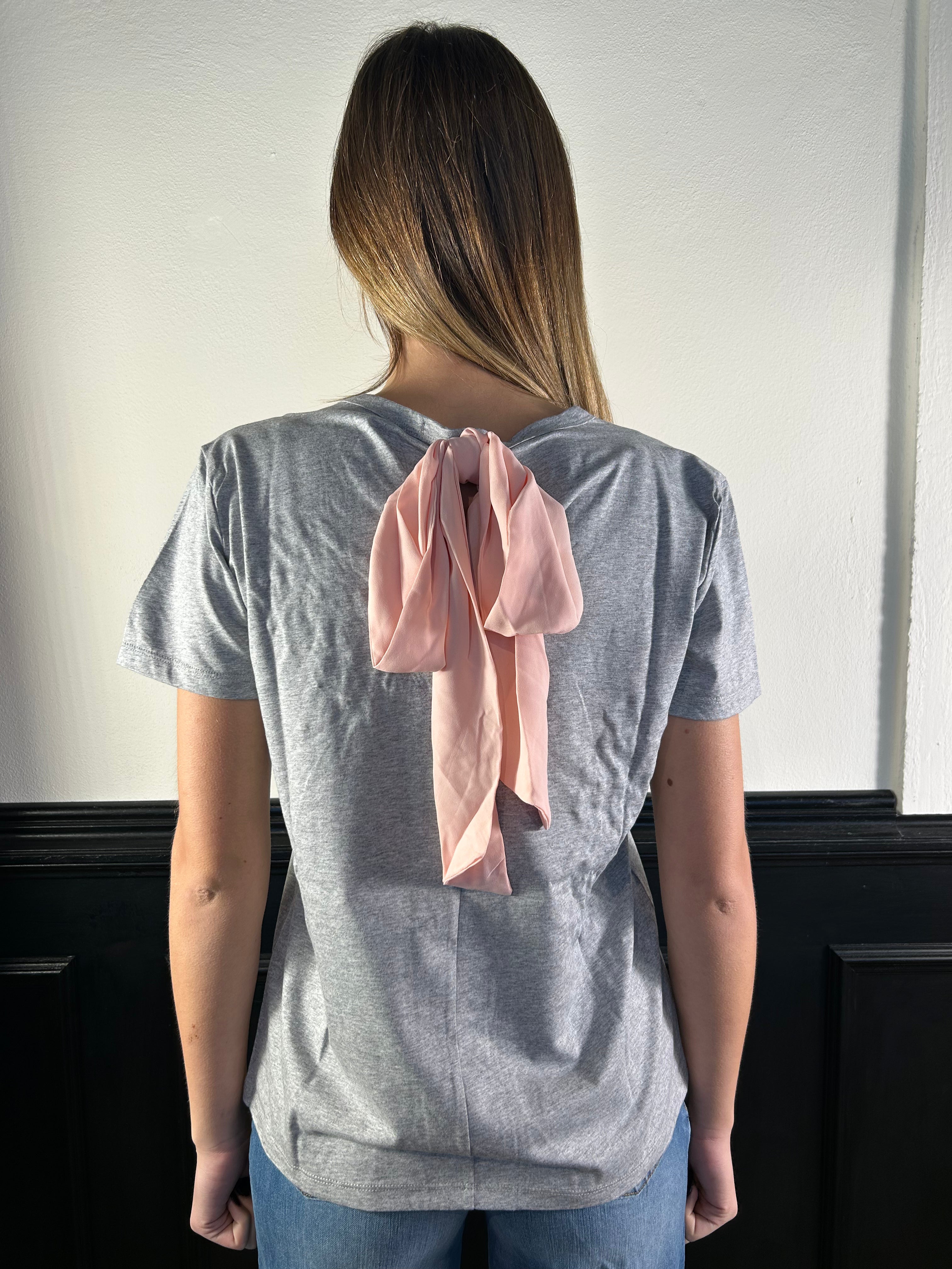 T-shirt Angelyna con applicazioni e fiocco sul retro