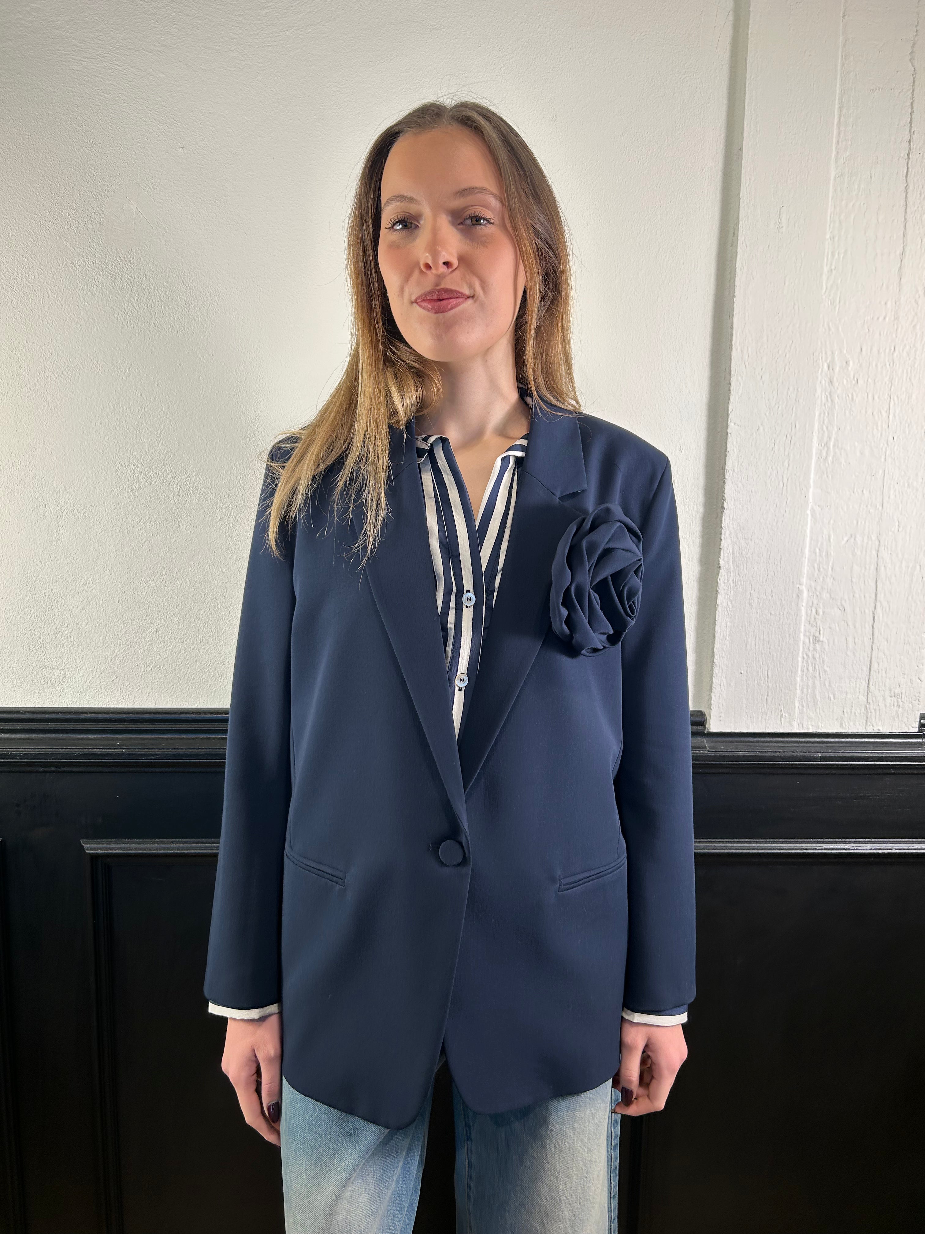 Giacca over con spilla fiore blu