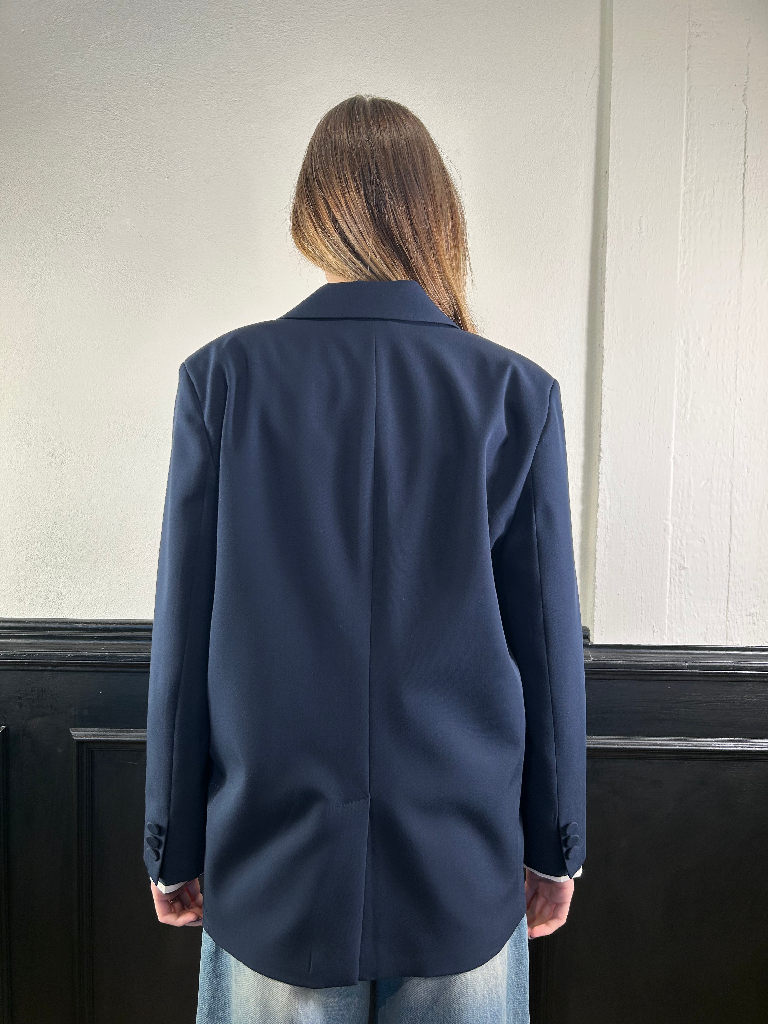 Giacca over con spilla fiore blu