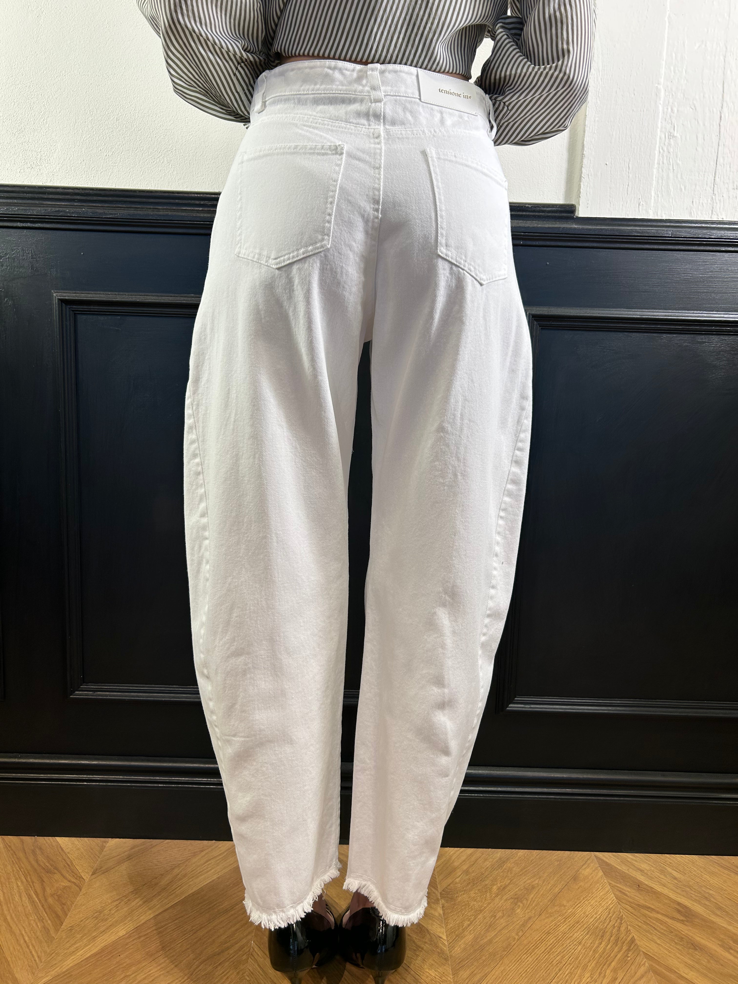 Pantaloni barrel sfrangiato sul fondo bianco