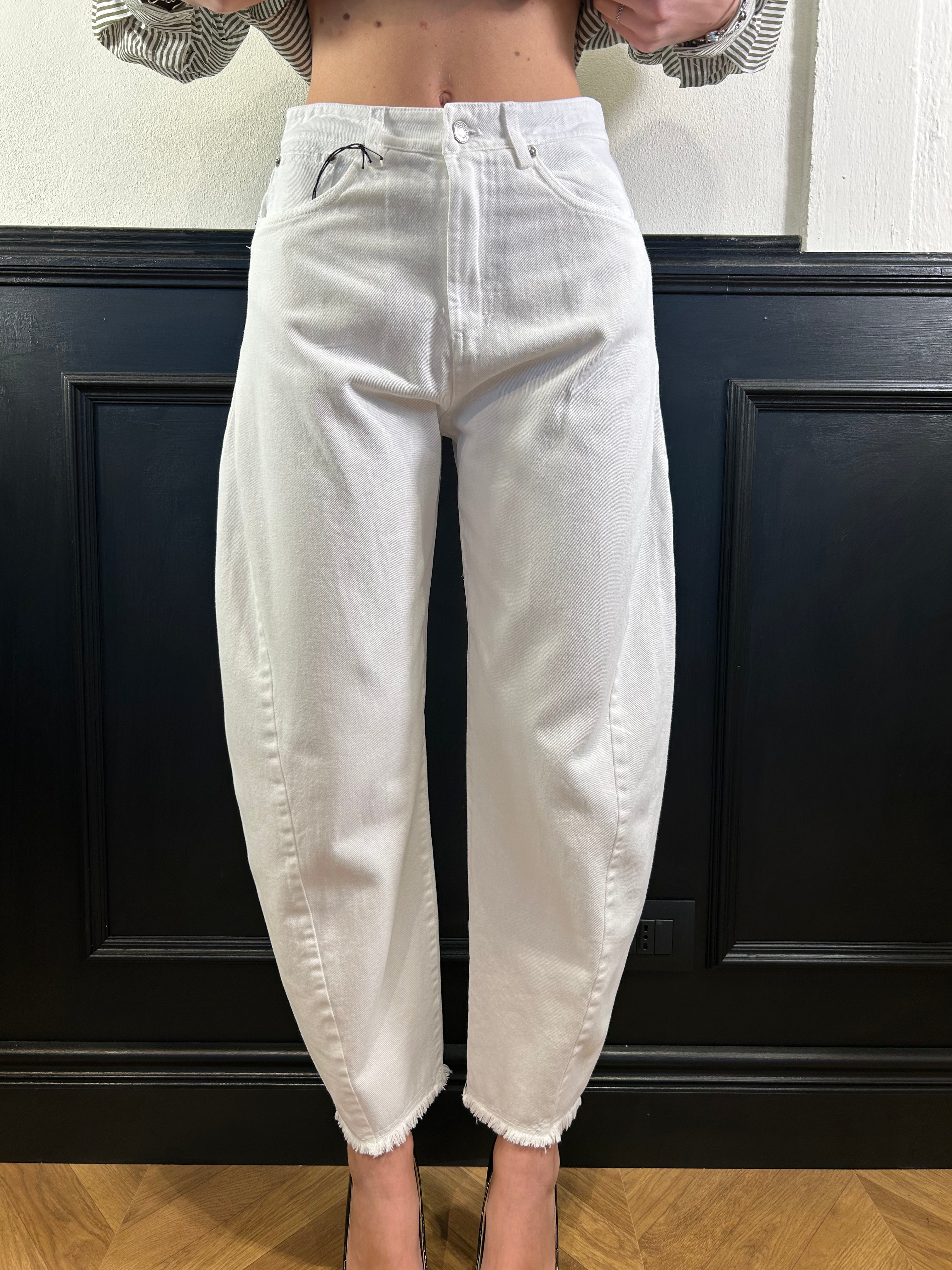 Pantaloni barrel sfrangiato sul fondo bianco